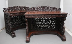 Paire de tables consoles sculptées du 19ème siècle