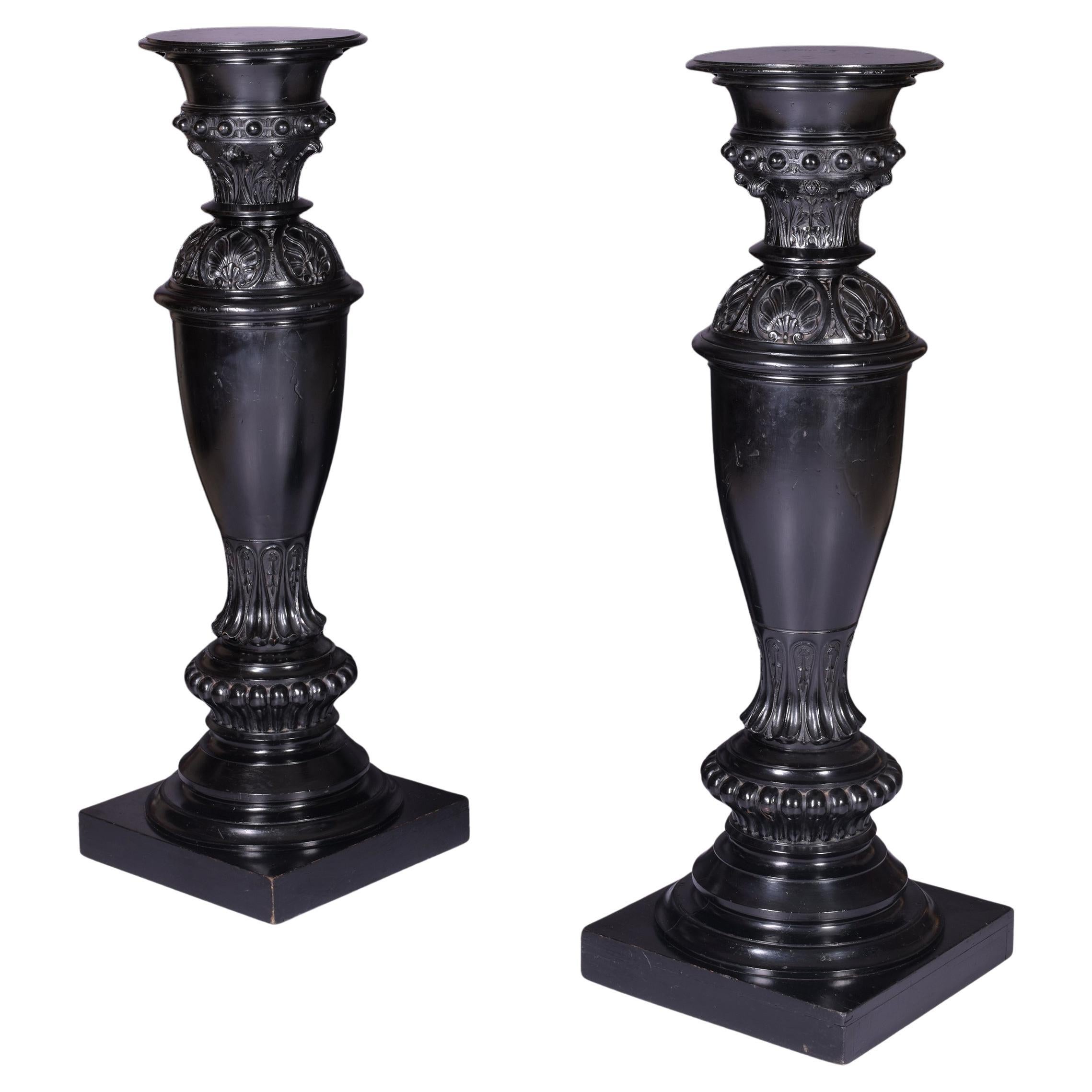 Zwei geschnitzte The Pedestal Column Stands aus Ebenholz aus dem 19.