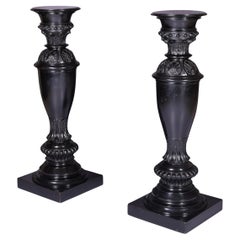 Paire de colonnes sur piédestal en bois ébénisé sculpté du 19ème siècle