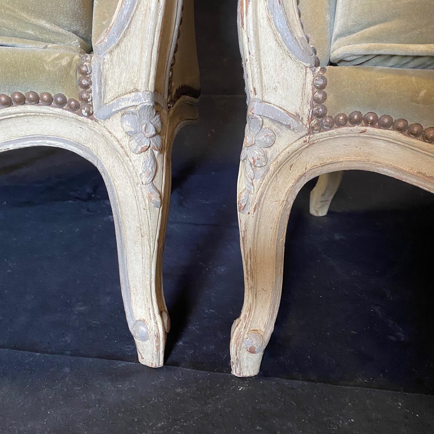Paar von  Geschnitzte französische Louis XV Mossgrüne Original Mohair Bergeres aus dem 19. Jahrhundert im Zustand „Relativ gut“ im Angebot in Hopewell, NJ