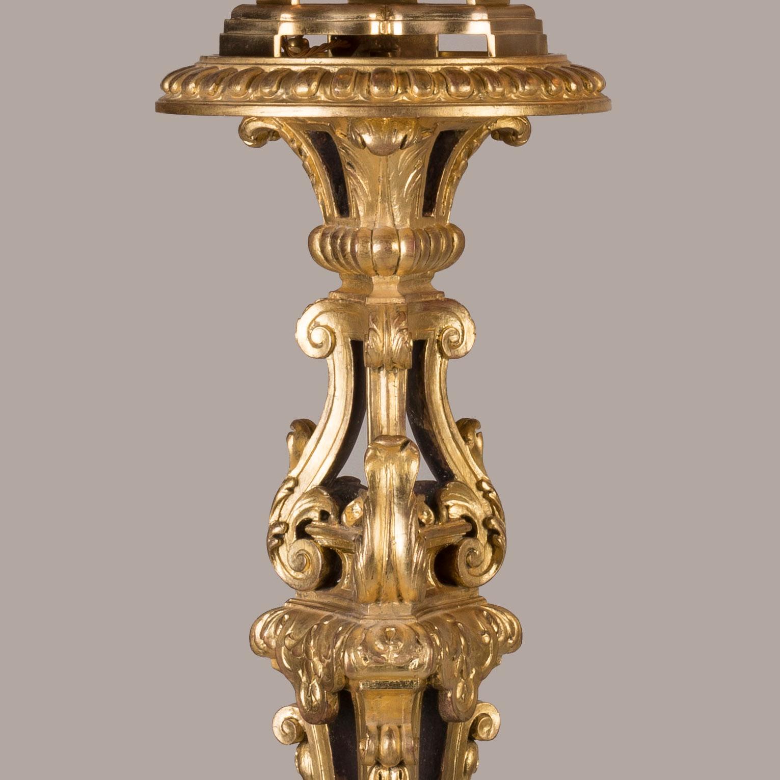 Anglais Paire de torchères en bois doré sculpté du 19e siècle avec candélabre en cristal en vente