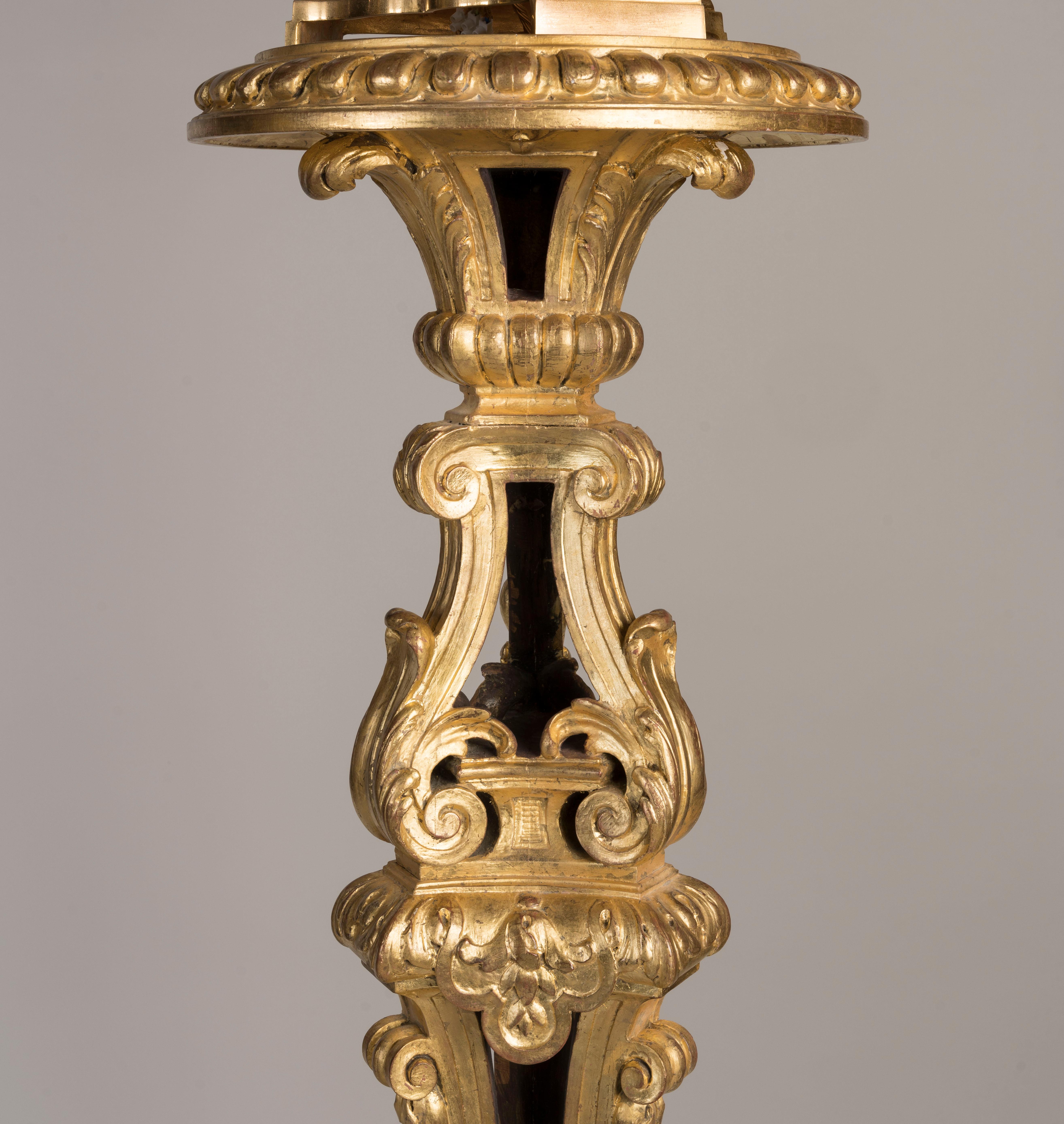 XIXe siècle Paire de torchères en bois doré sculpté du 19e siècle avec candélabre en cristal en vente