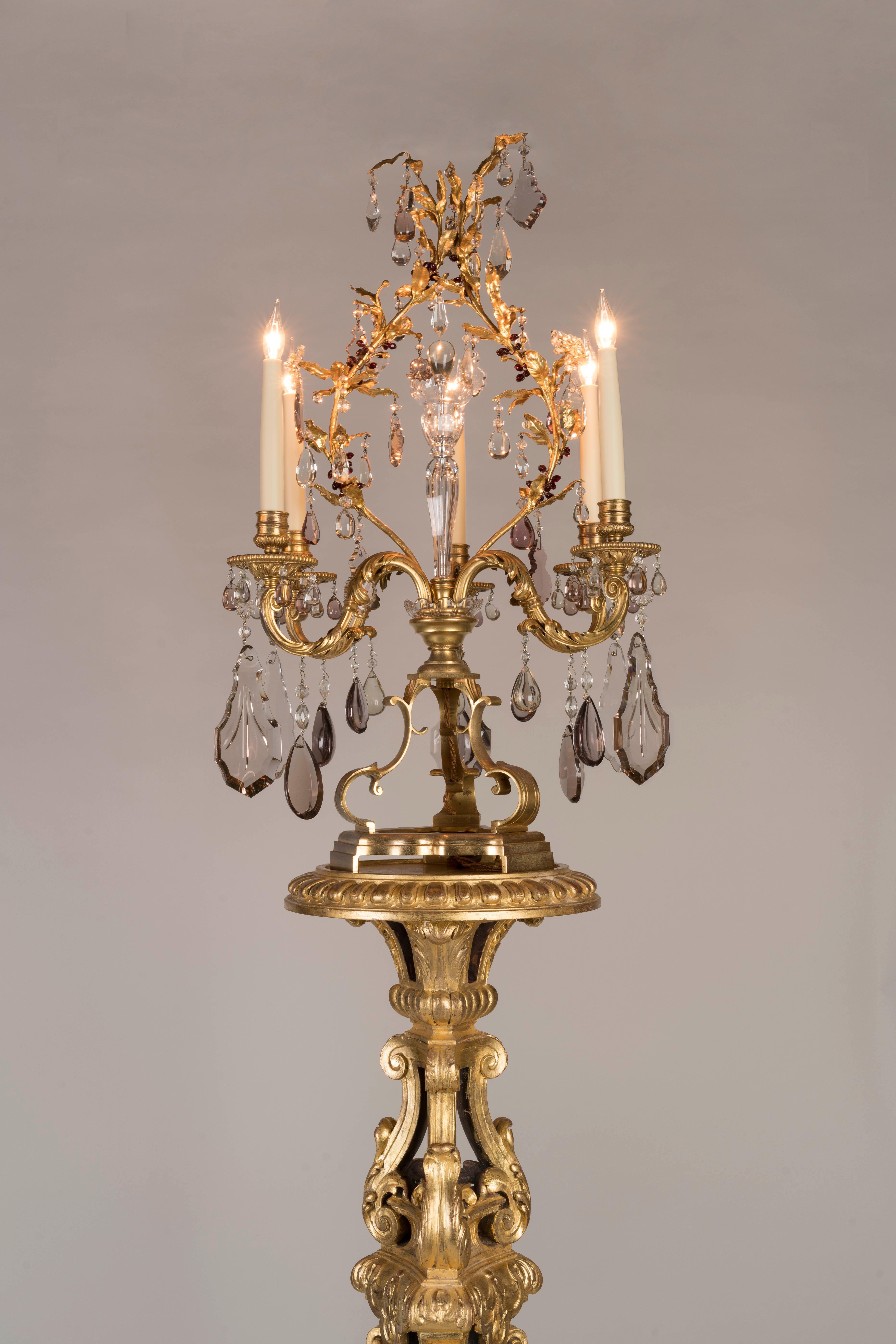 Cristal Paire de torchères en bois doré sculpté du 19e siècle avec candélabre en cristal en vente