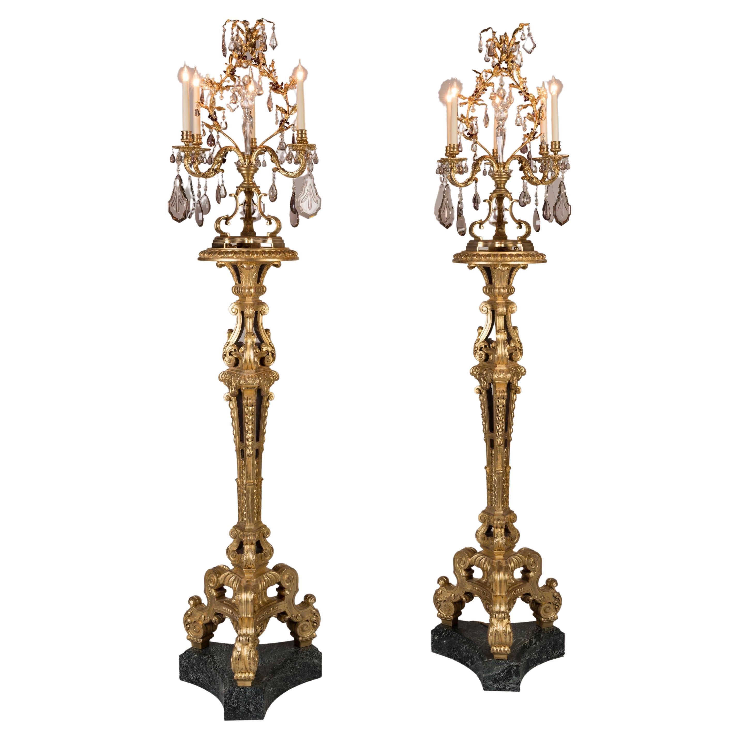 Paire de torchères en bois doré sculpté du 19e siècle avec candélabre en cristal en vente