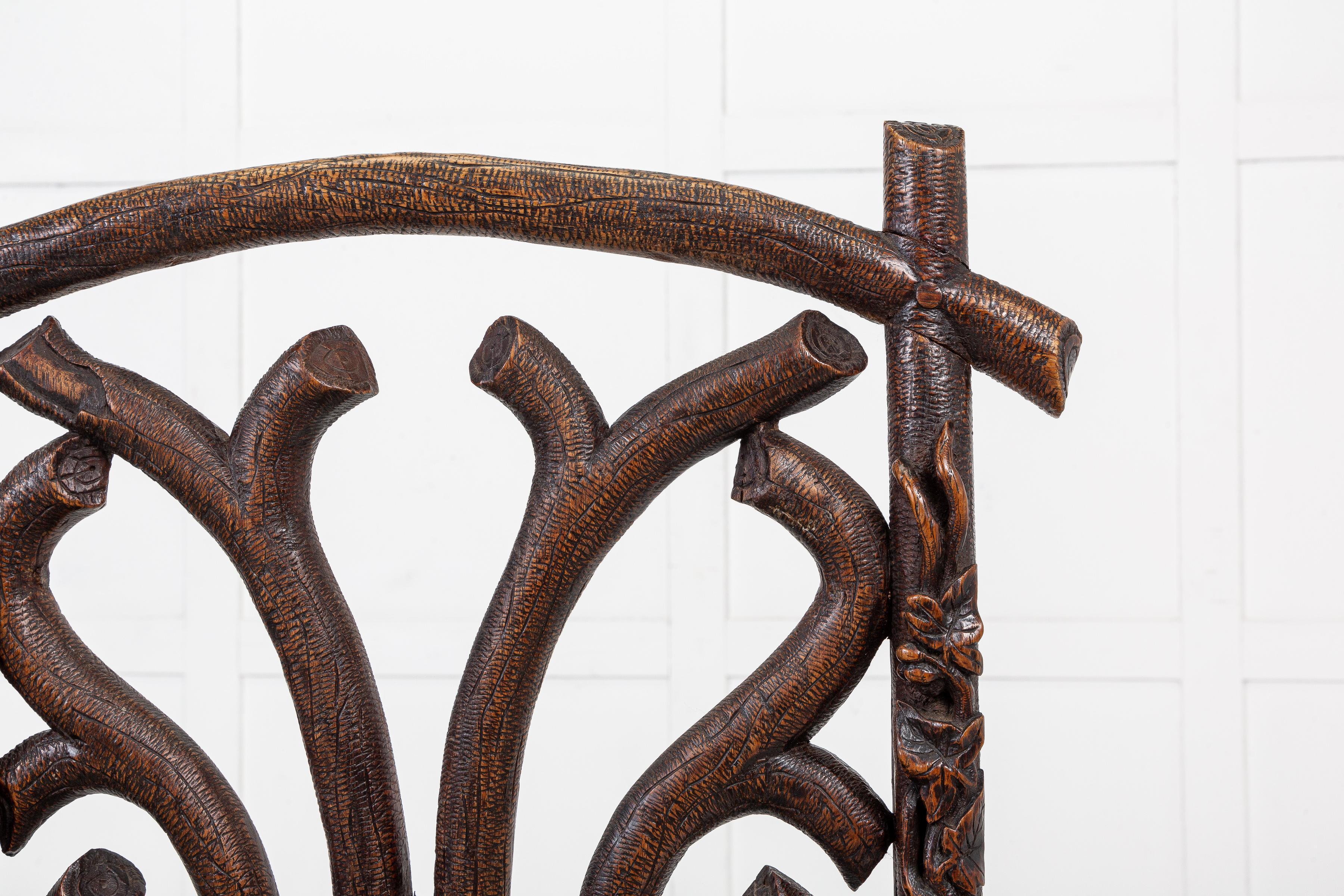 Forêt-Noire Paire de chaises en bois de tilleul sculpté du 19ème siècle en vente