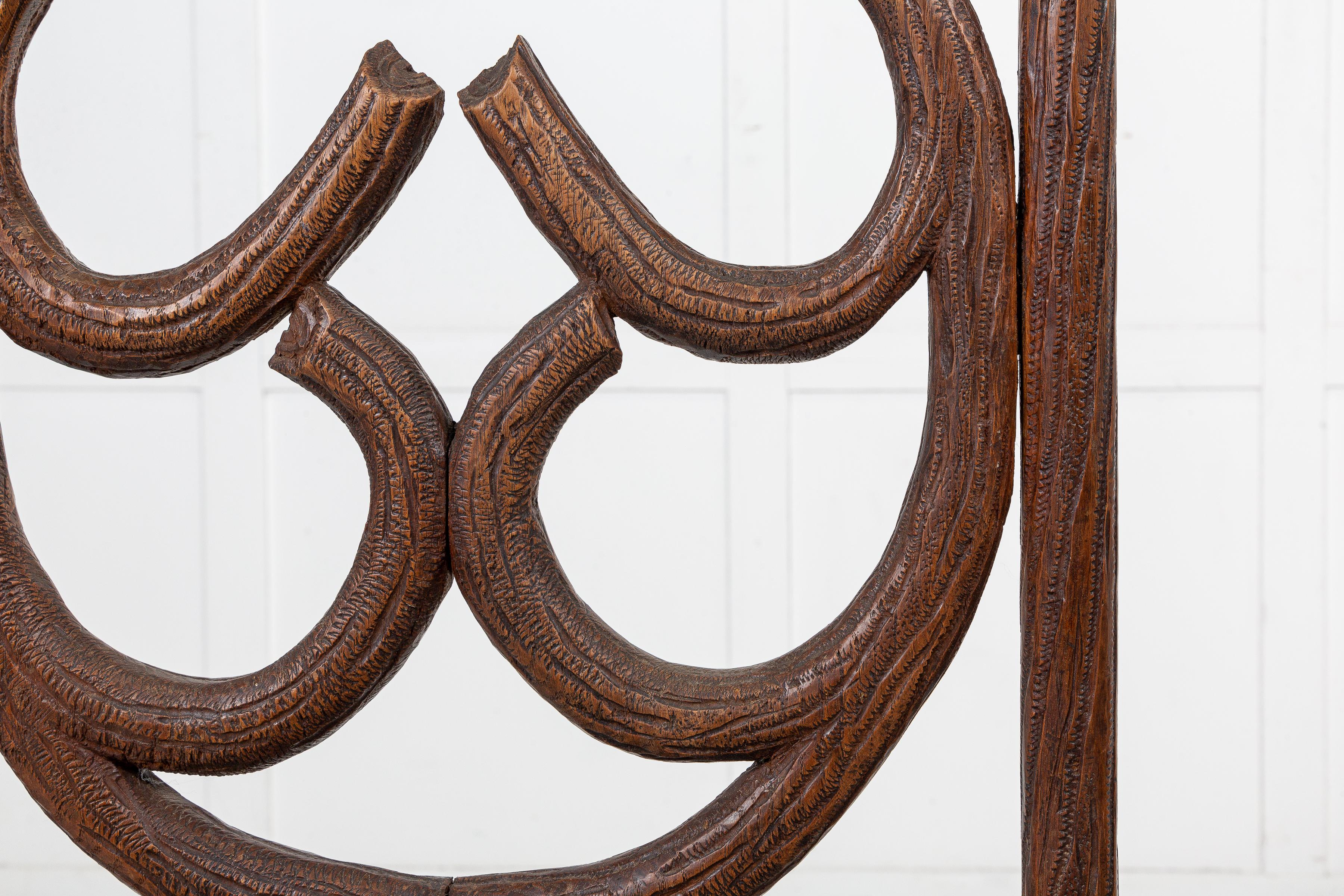 Bois Paire de chaises en bois de tilleul sculpté du 19ème siècle en vente
