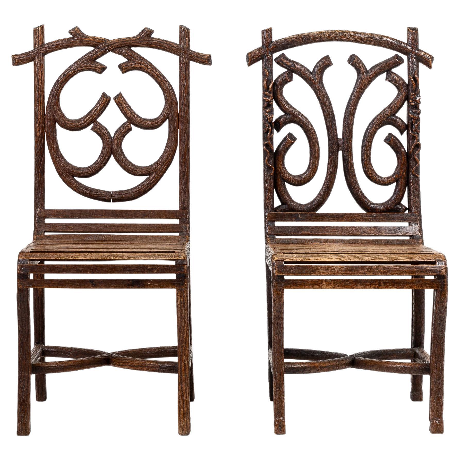 Paar geschnitzte Lindenholzstühle aus dem 19. Jahrhundert
