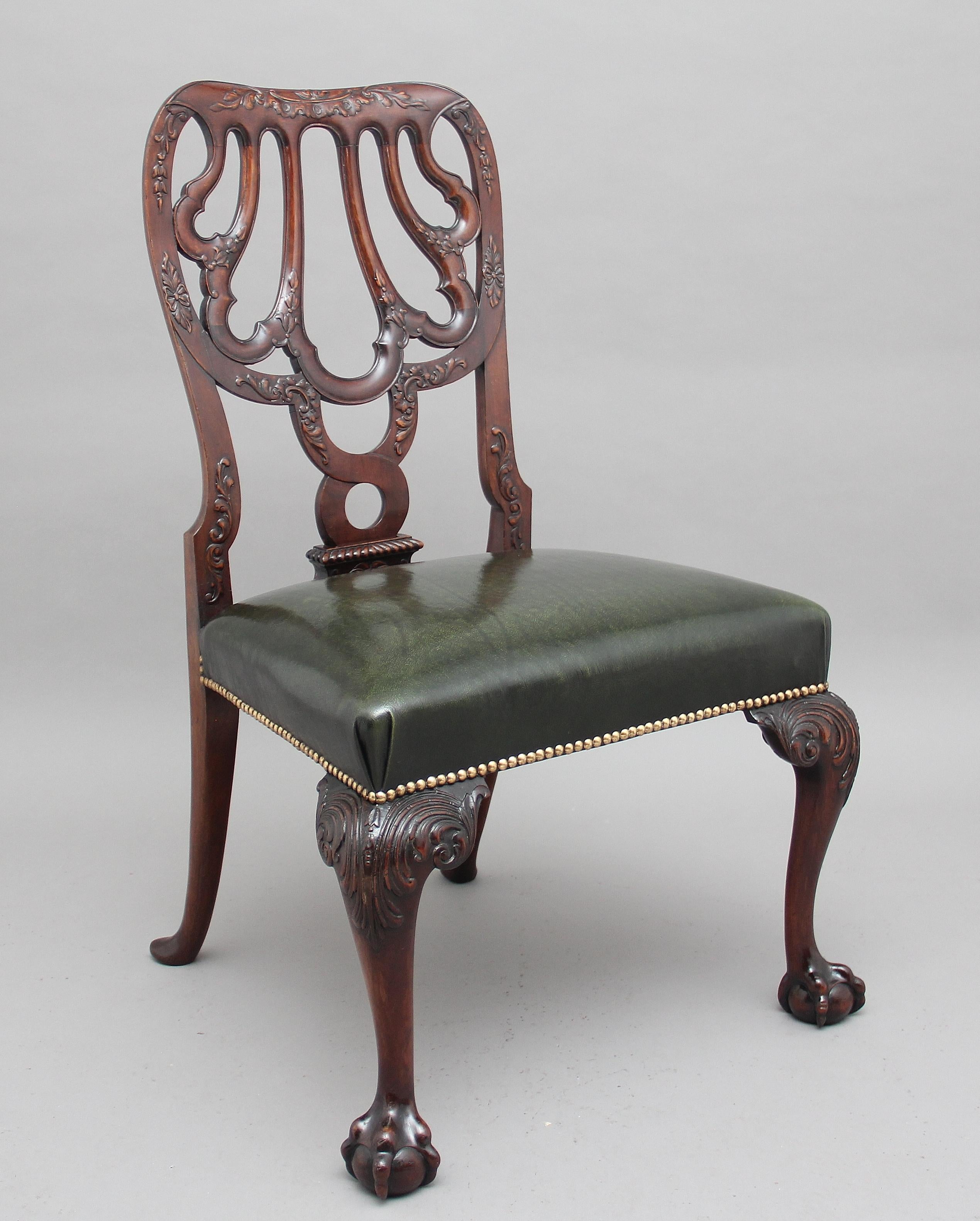 Anglais Paire de chaises d'appoint en acajou sculpté du 19ème siècle de style Chippendale en vente