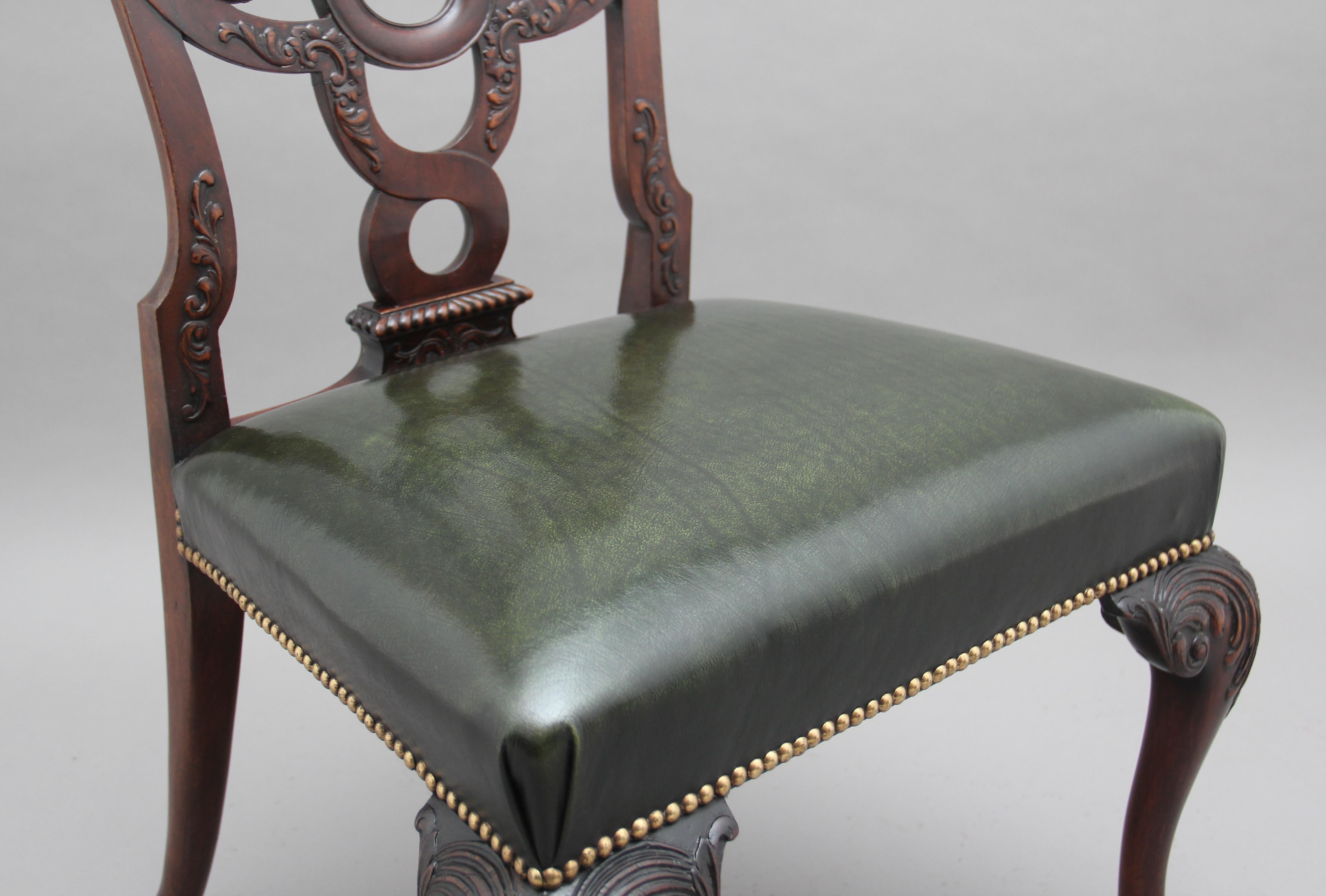 Fin du XIXe siècle Paire de chaises d'appoint en acajou sculpté du 19ème siècle de style Chippendale en vente