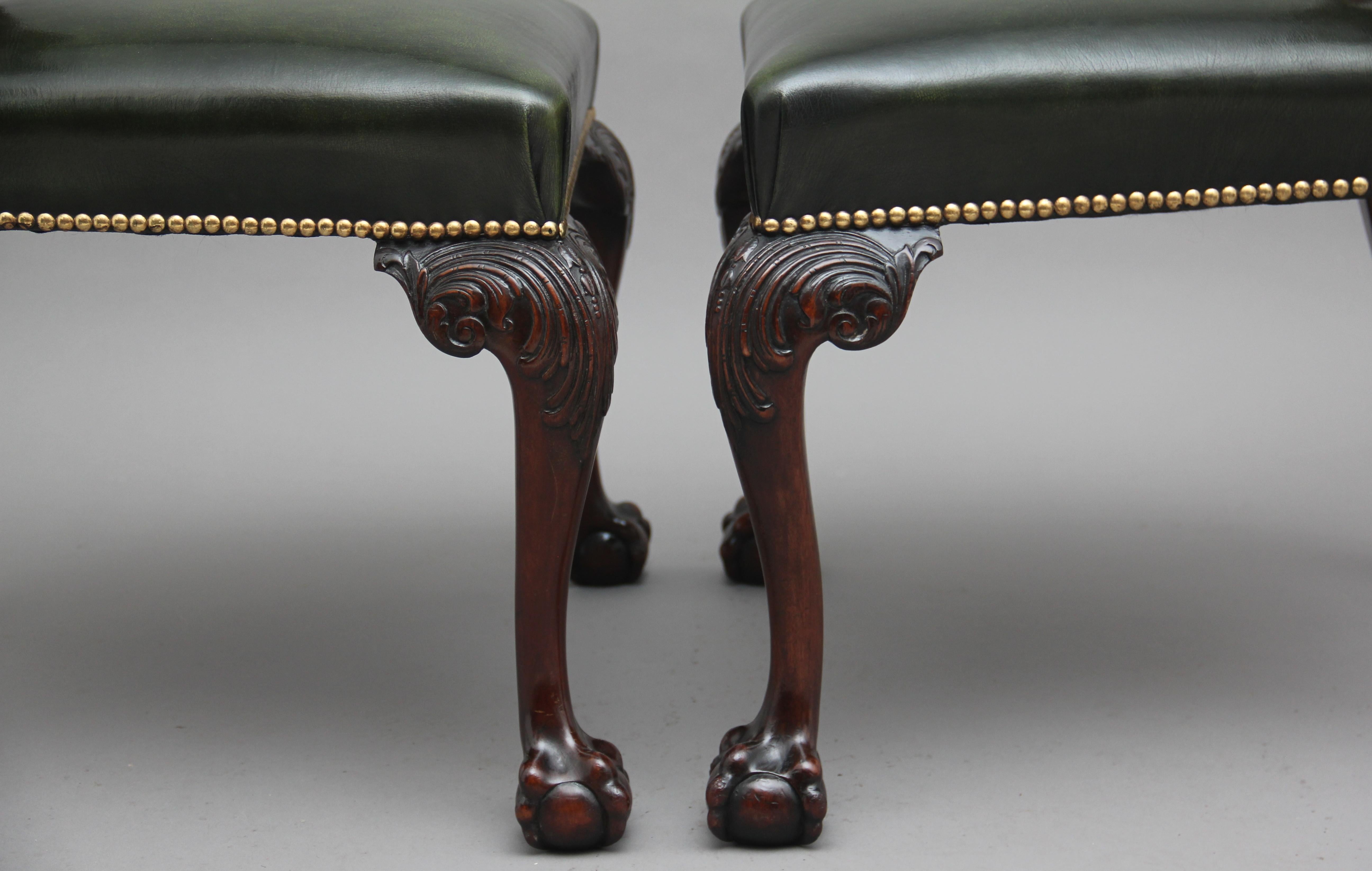 Acajou Paire de chaises d'appoint en acajou sculpté du 19ème siècle de style Chippendale en vente