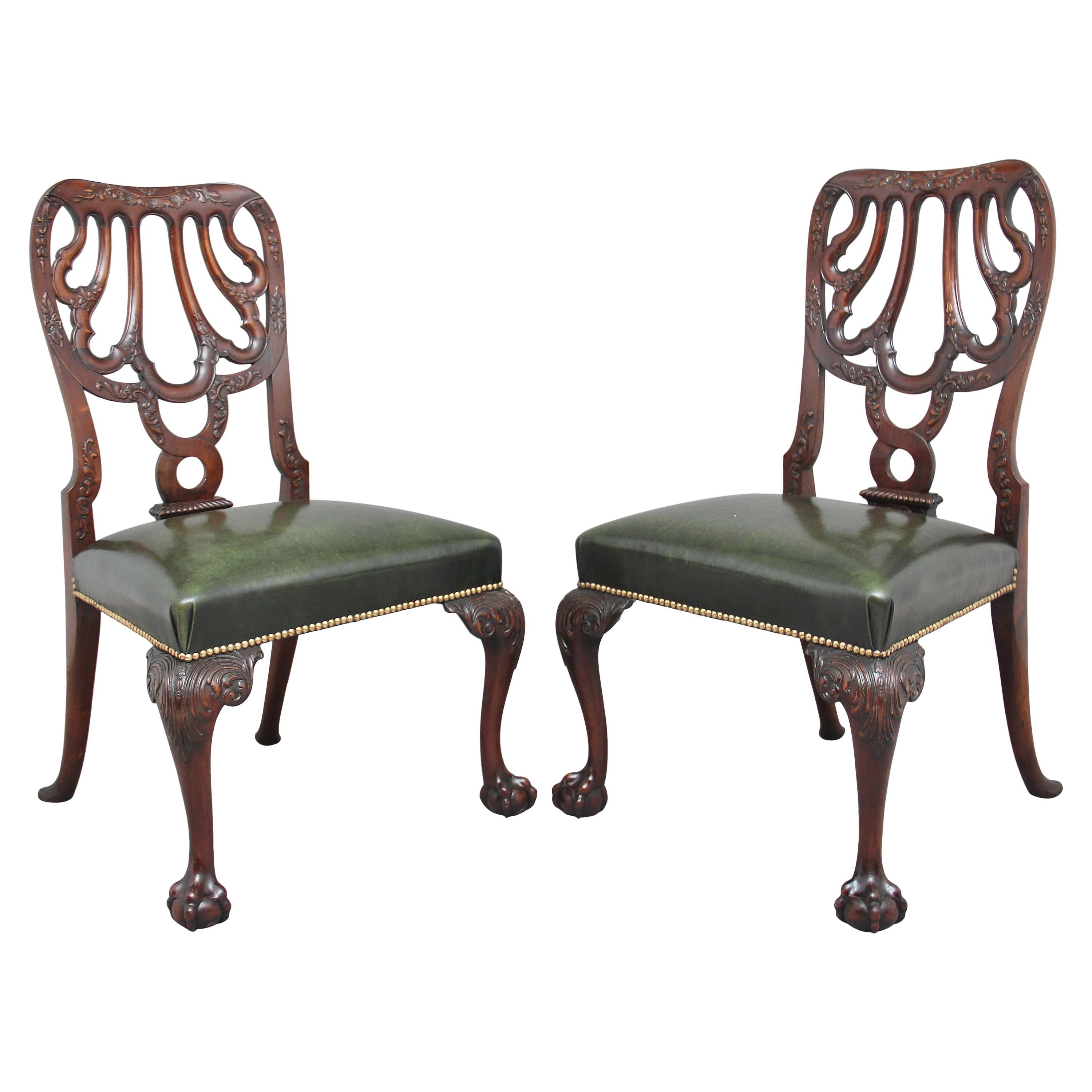 Paire de chaises d'appoint en acajou sculpté du 19ème siècle de style Chippendale en vente