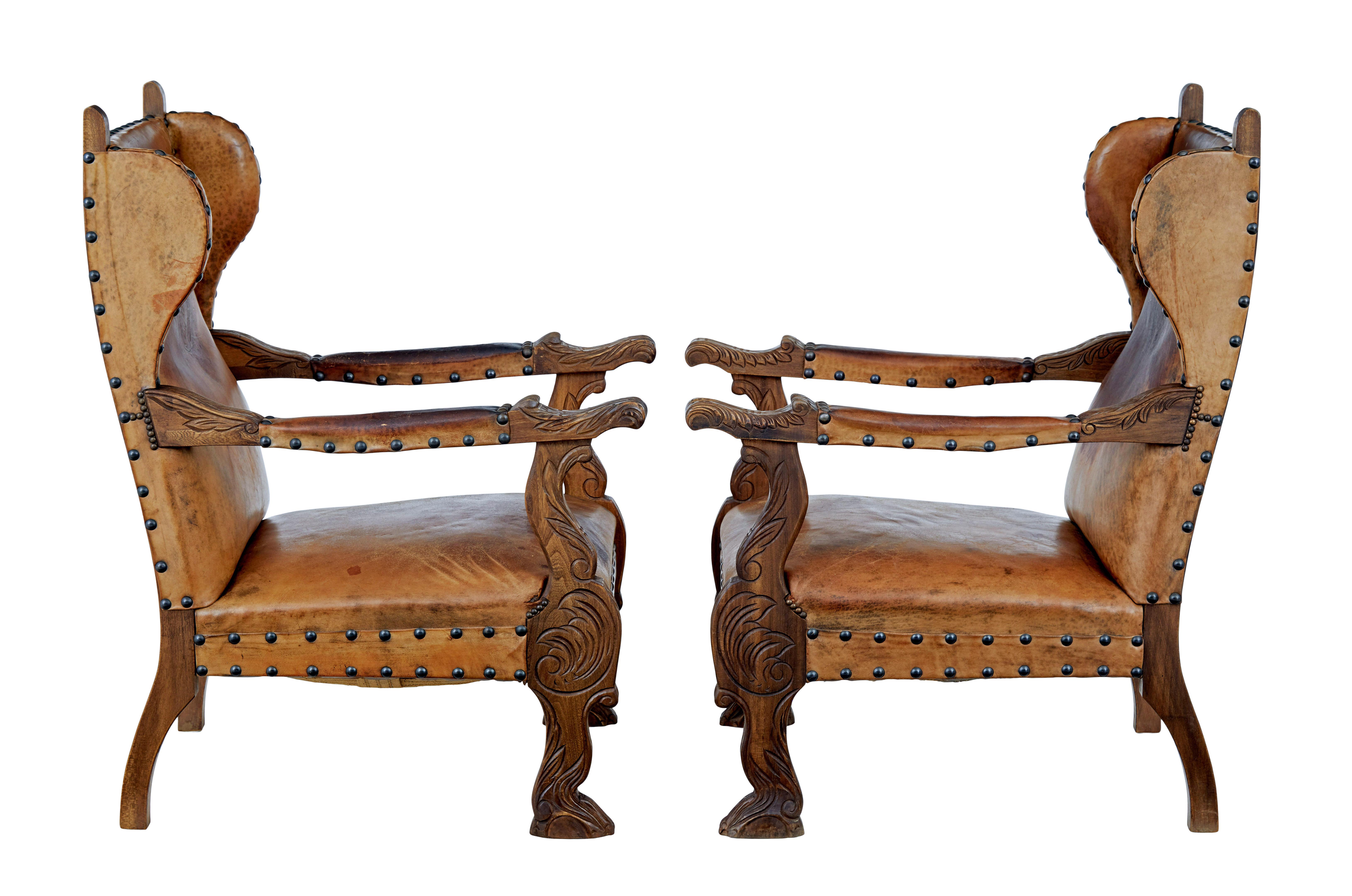 Pareja de sillones de roble tallado y cuero del siglo XIX en Bueno estado para la venta en Debenham, Suffolk