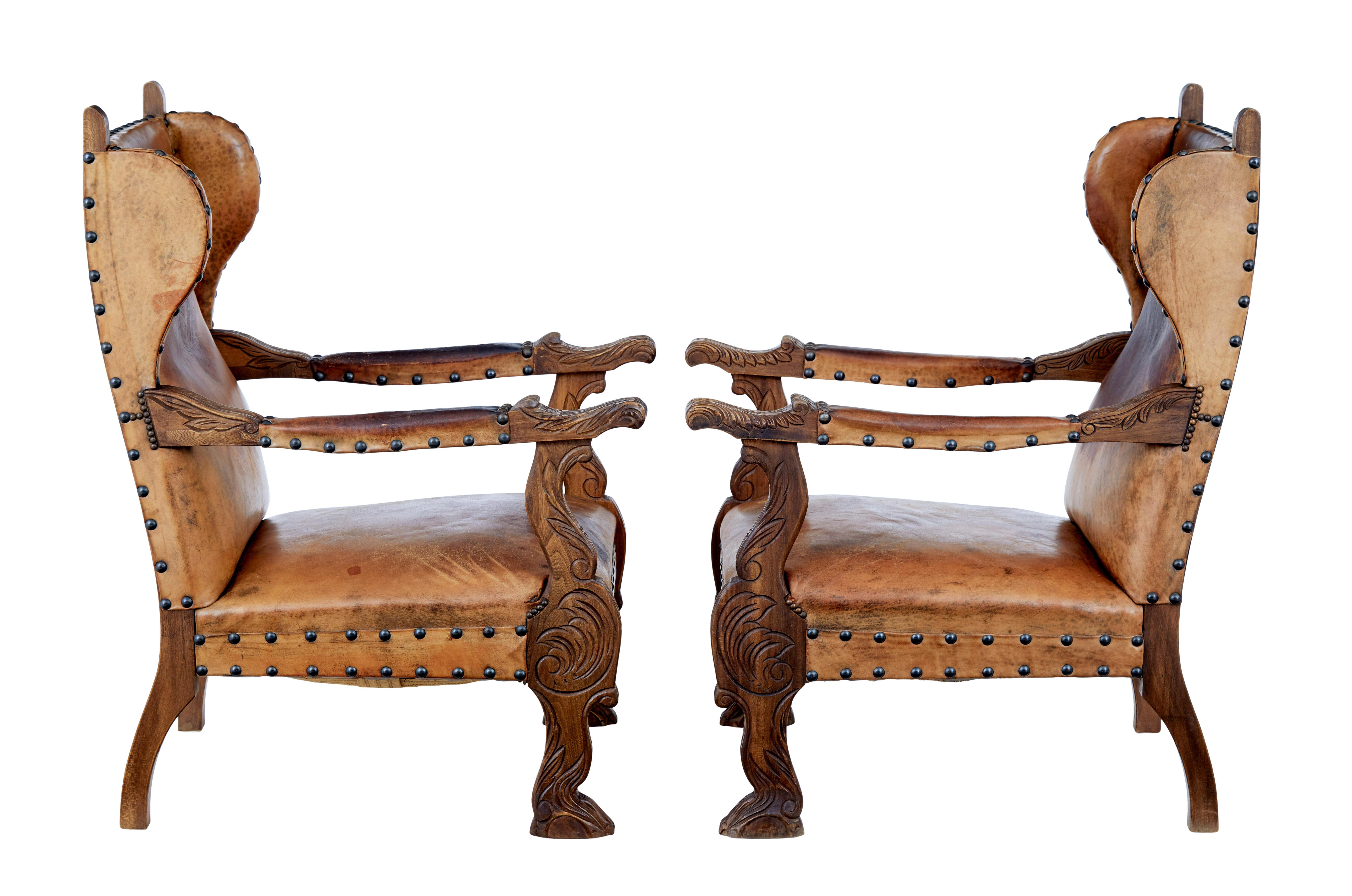 Pelle Coppia di poltrone in pelle e rovere intagliato del XIX secolo in vendita