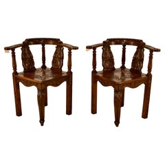 Coppia di sedie angolari in Oak intagliate del XIX secolo