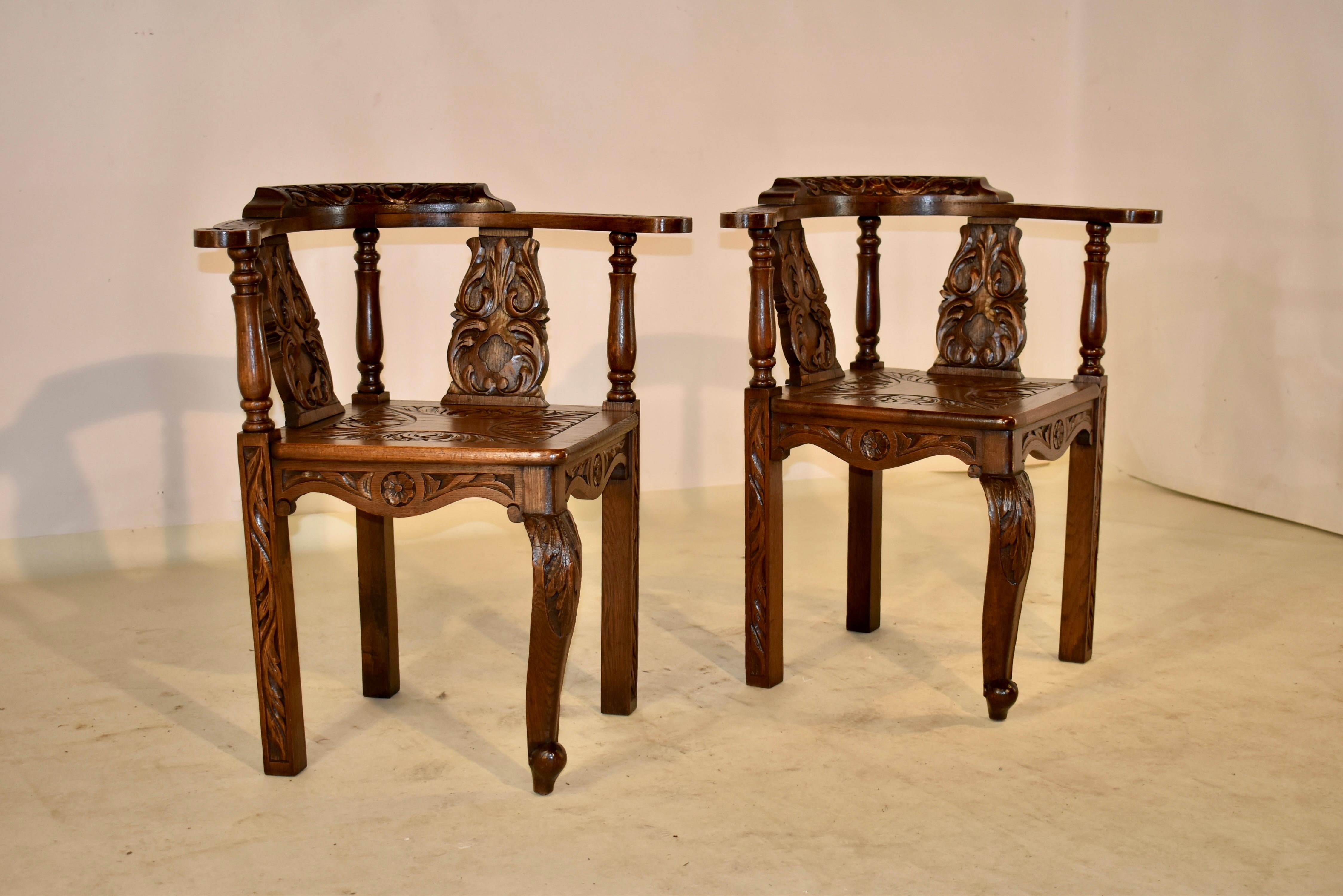Victorian Pair of 19th Century Carved Oak Corner Chairs For Sale