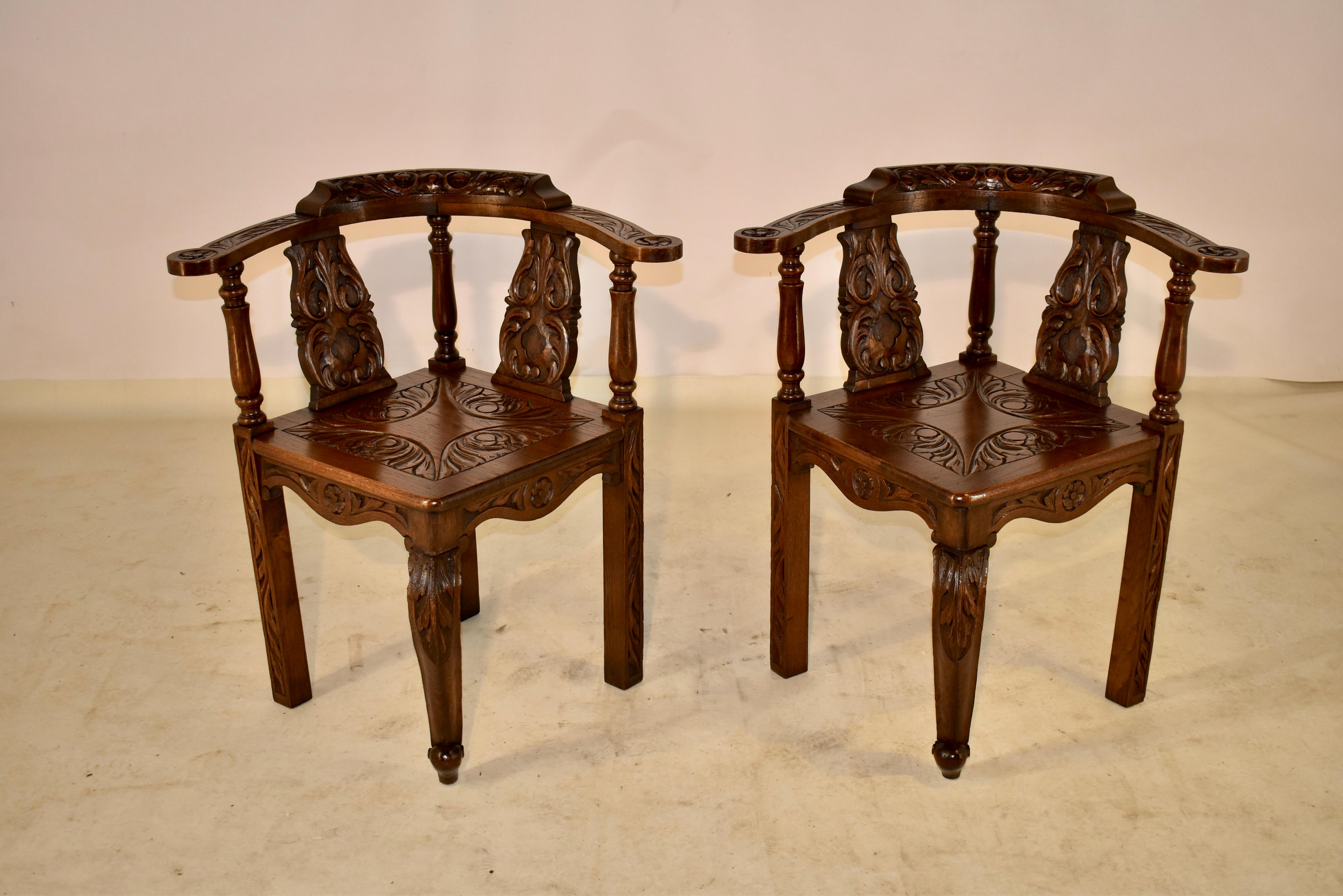 Ein Paar geschnitzte Eiche-Eckstühle aus dem 19. Jahrhundert (Englisch) im Angebot