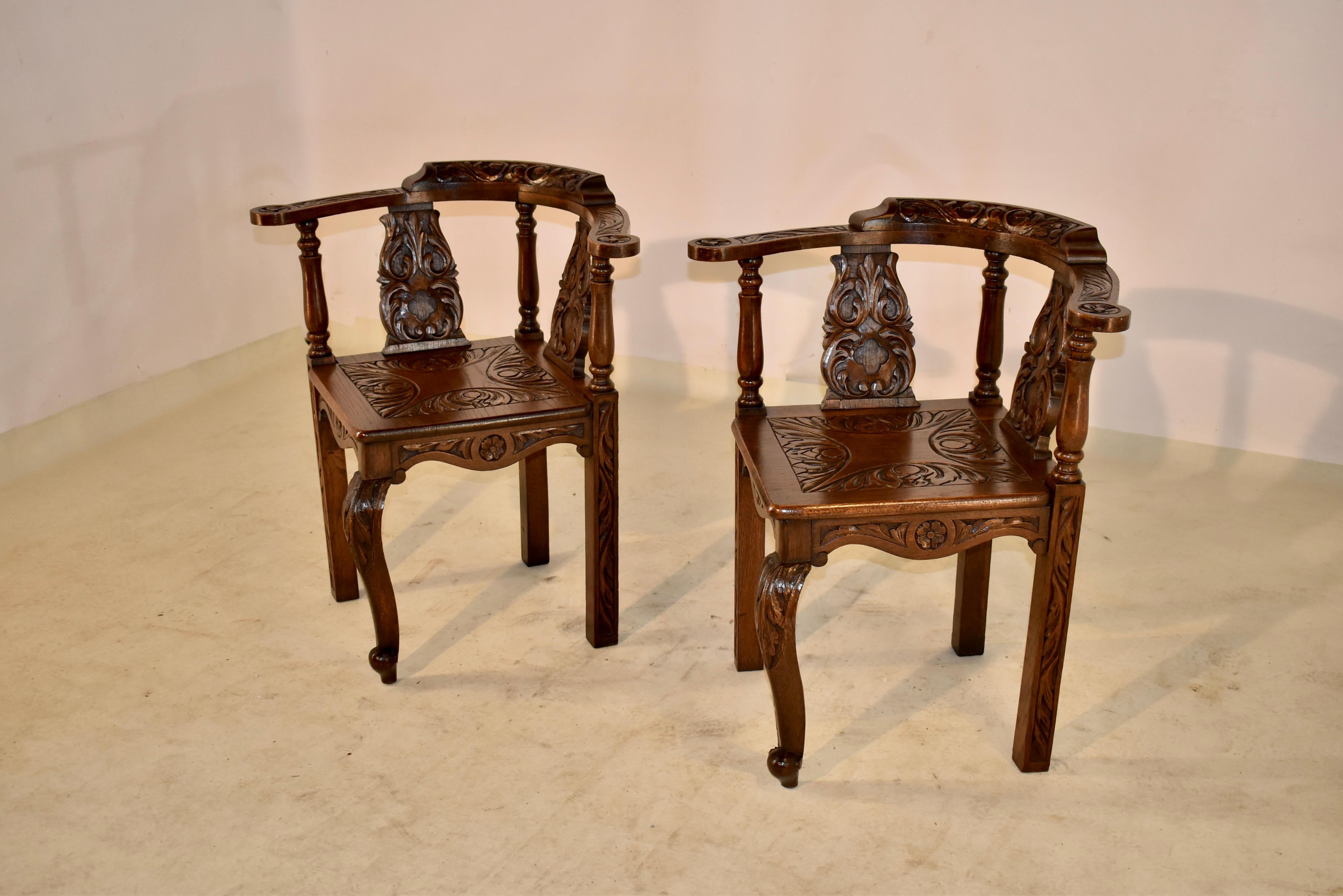Ein Paar geschnitzte Eiche-Eckstühle aus dem 19. Jahrhundert (Handgeschnitzt) im Angebot