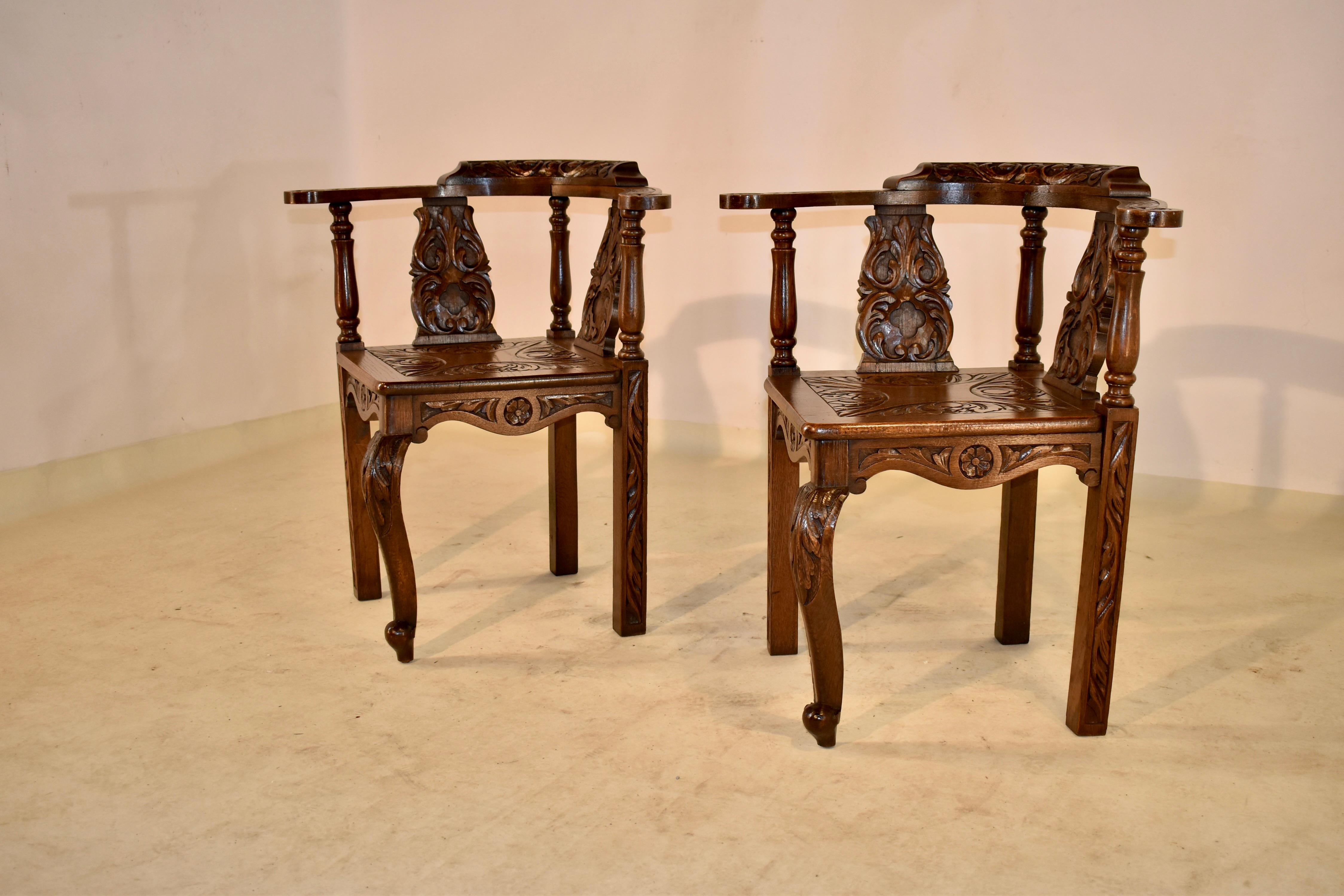 Pair of 19th Century Carved Oak Corner Chairs In Good Condition For Sale In High Point, NC