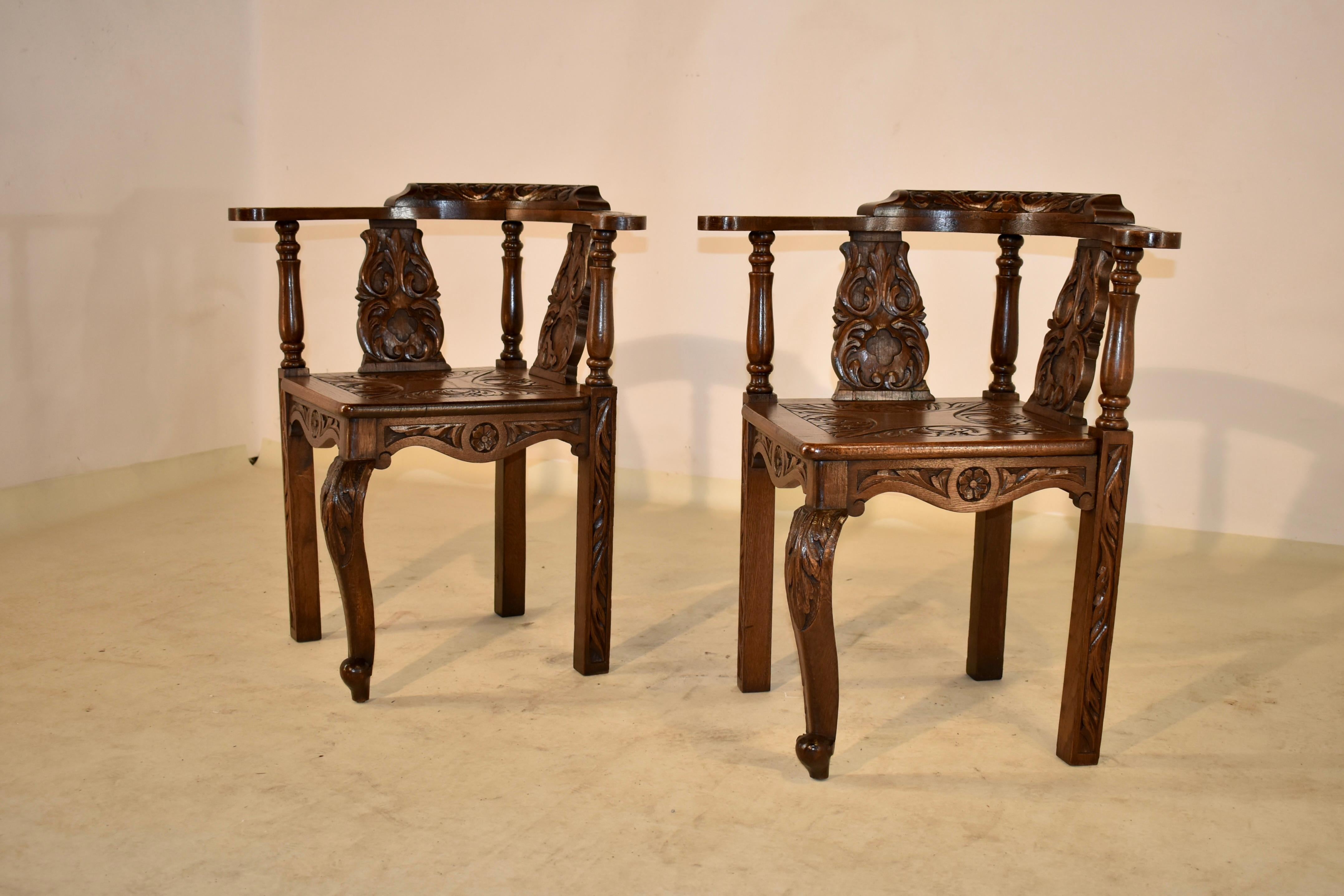 Ein Paar geschnitzte Eiche-Eckstühle aus dem 19. Jahrhundert (Eichenholz) im Angebot