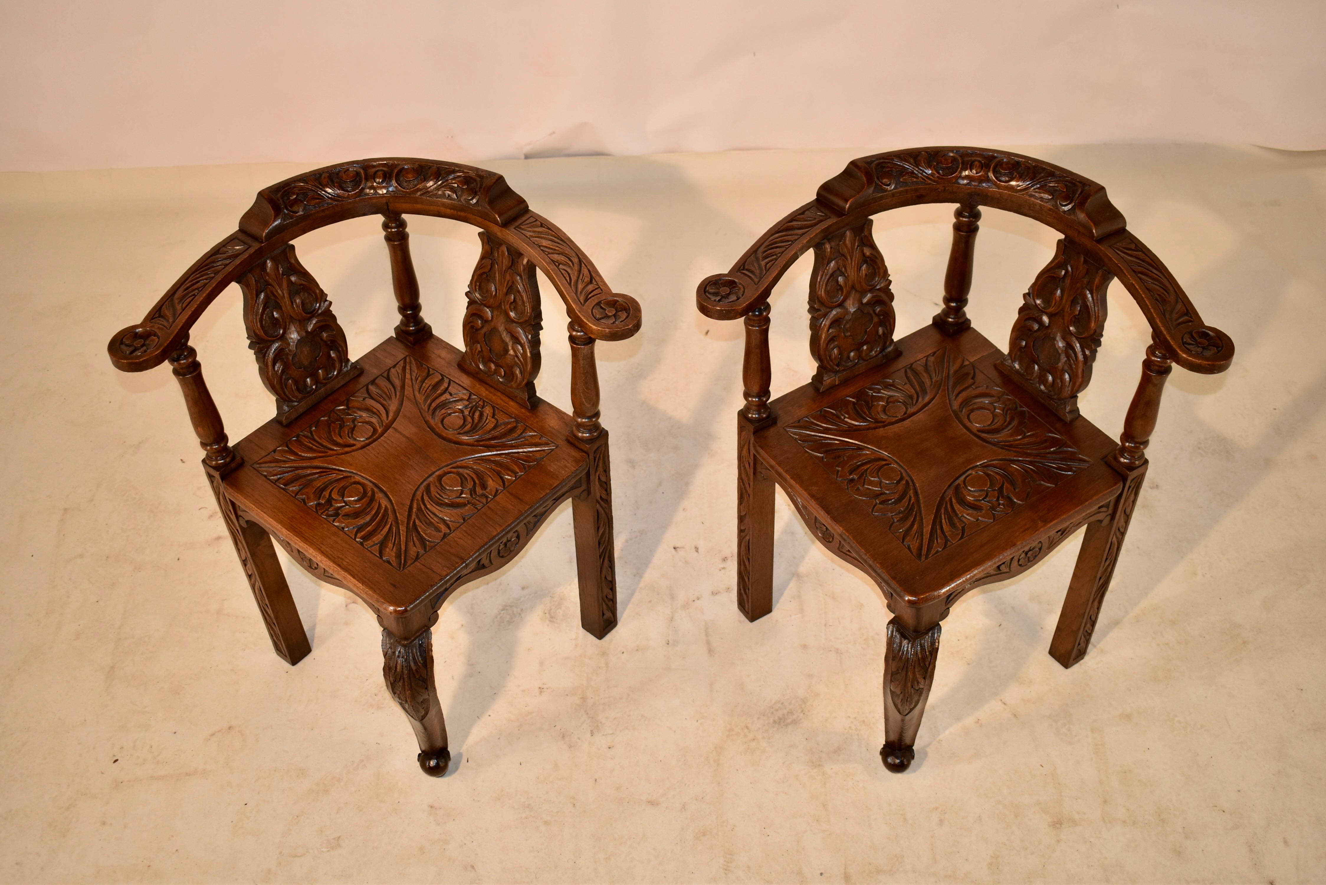 Ein Paar geschnitzte Eiche-Eckstühle aus dem 19. Jahrhundert im Angebot 1