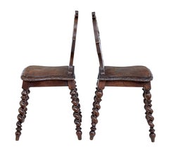 Paire de chaises d'entrée en chêne sculpté du 19ème siècle
