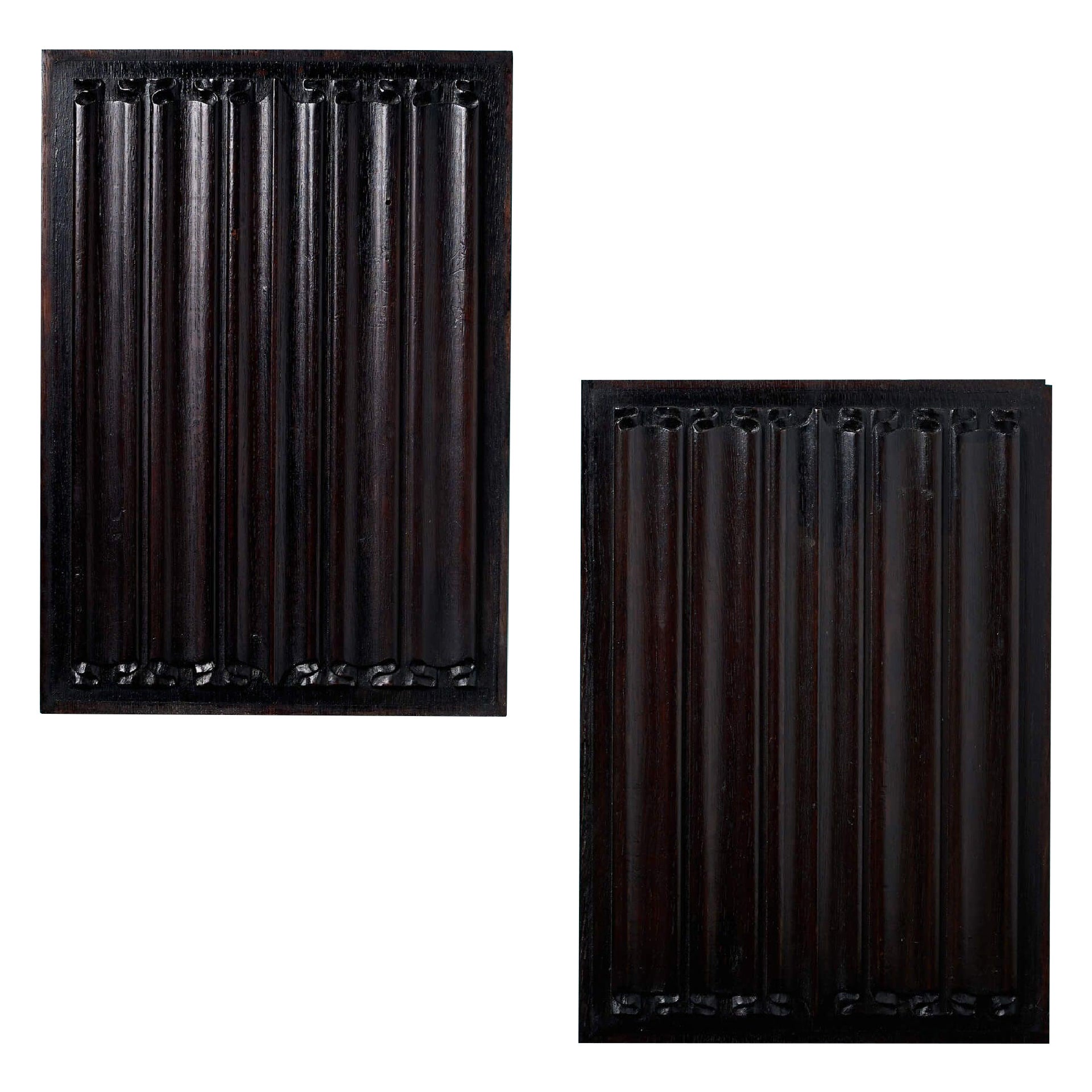 Paar geschnitzte Leinenfaltenwände aus Eiche des 19. im Angebot