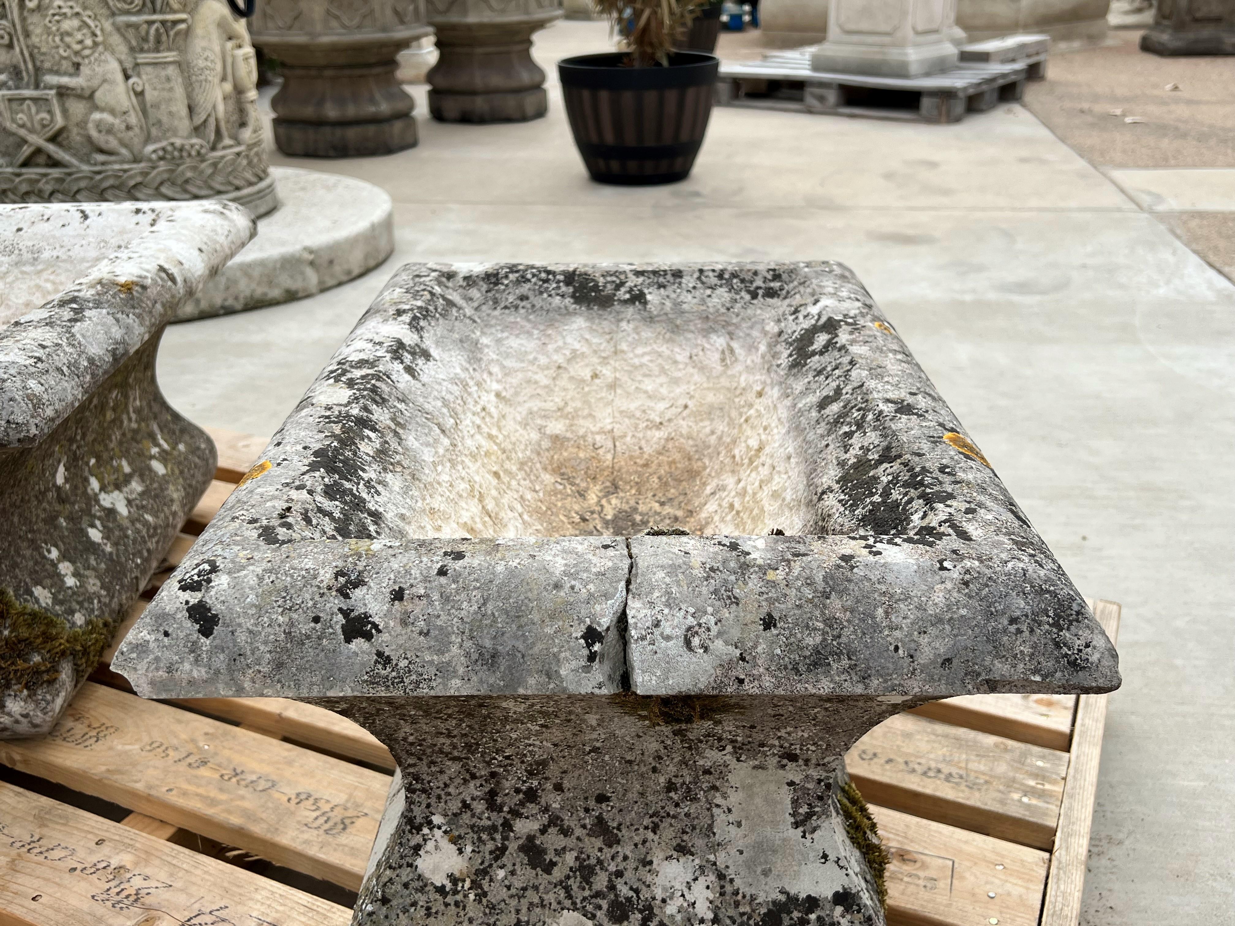 Paire de jardinières en pierre sculptée du 19ème siècle de Dijon, France Bon état - En vente à Dallas, TX