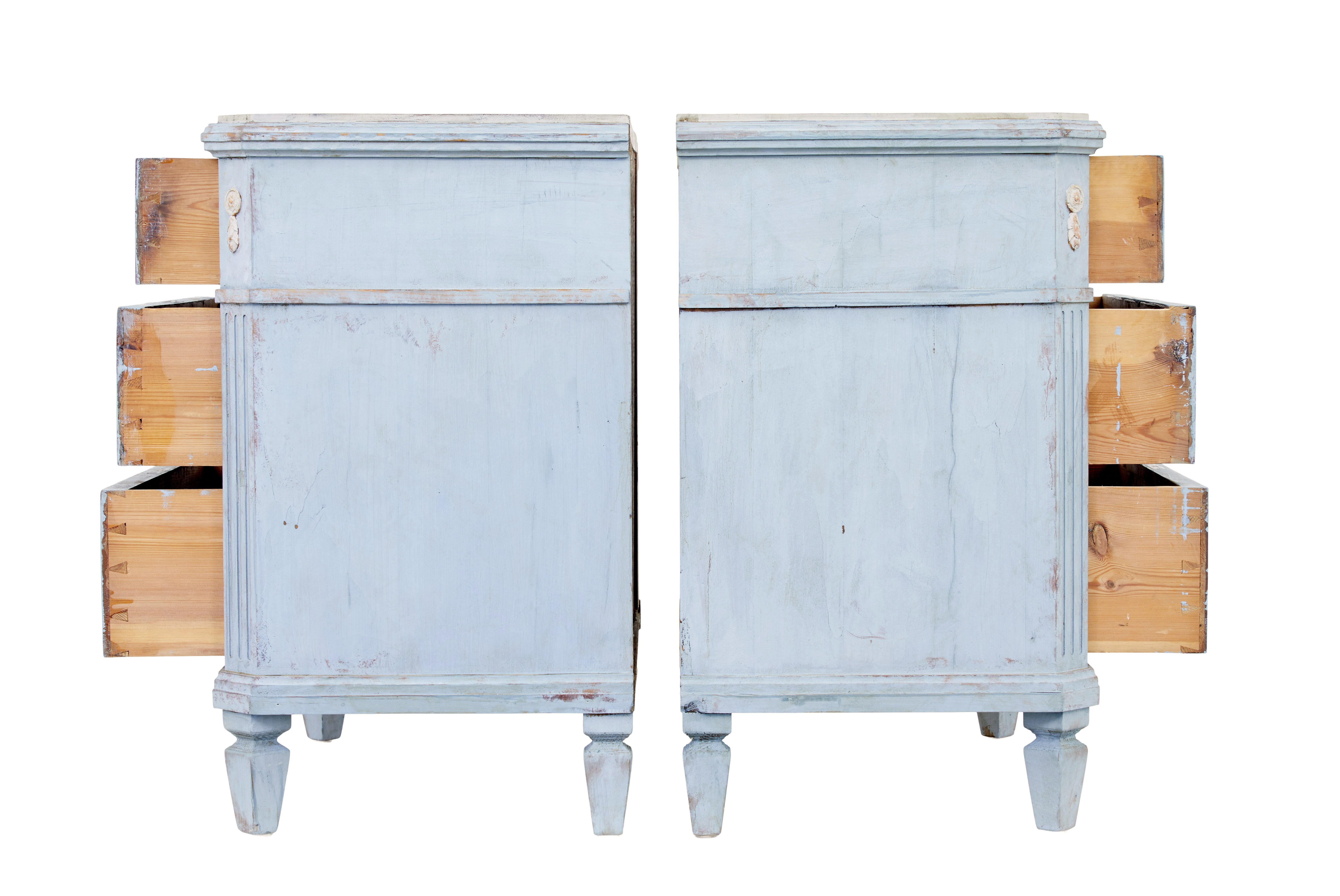 Gustavian Pair of 19th century carved Swedish painted chest of drawers For Sale
