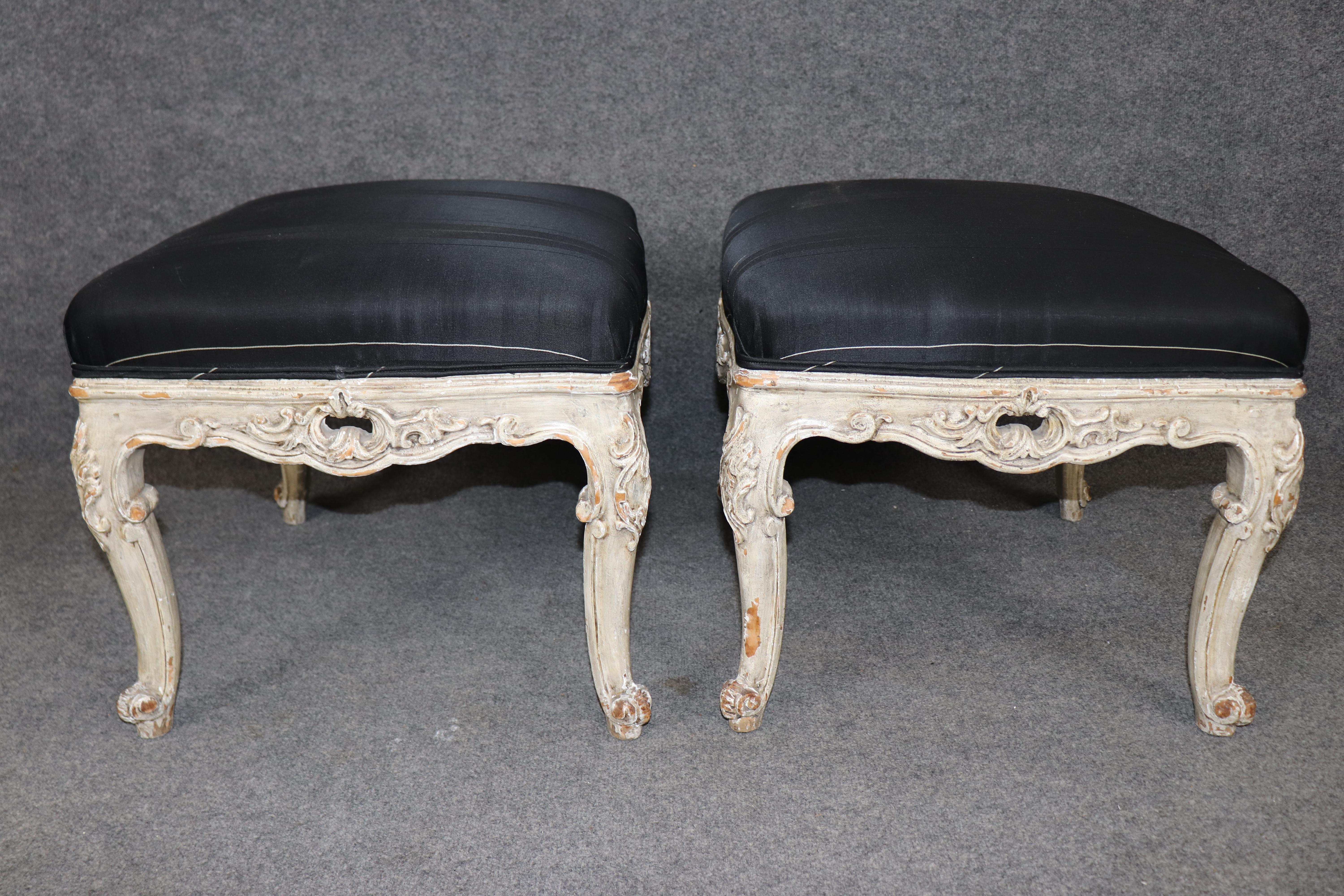 Pareja de taburetes de pie franceses Luis XV de nogal tallado del siglo XIX con pintura original Nogal en venta