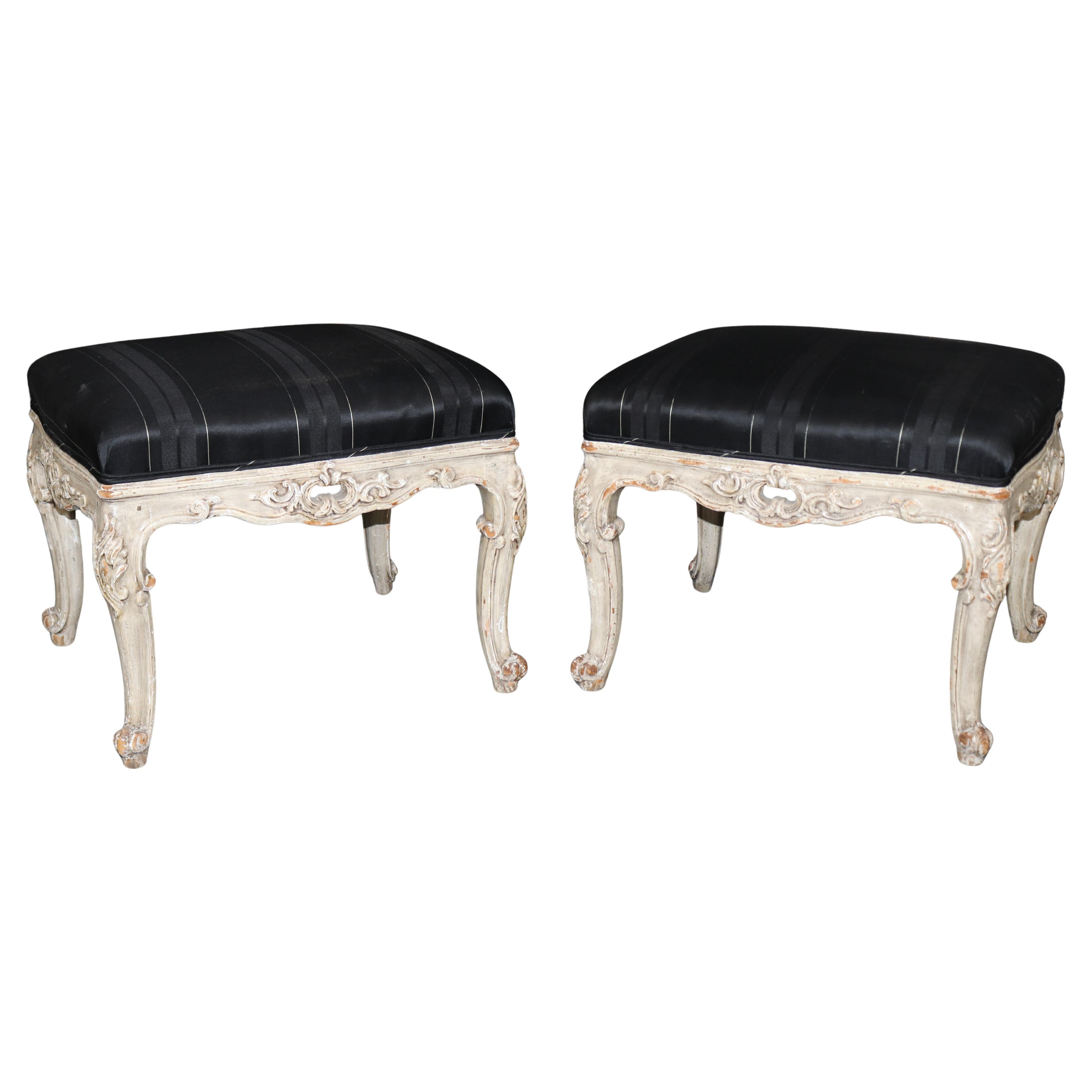 Zwei geschnitzte französische Louis-XV-Fußhocker aus Nussbaum des 19. Jahrhunderts in Originalfarbe
