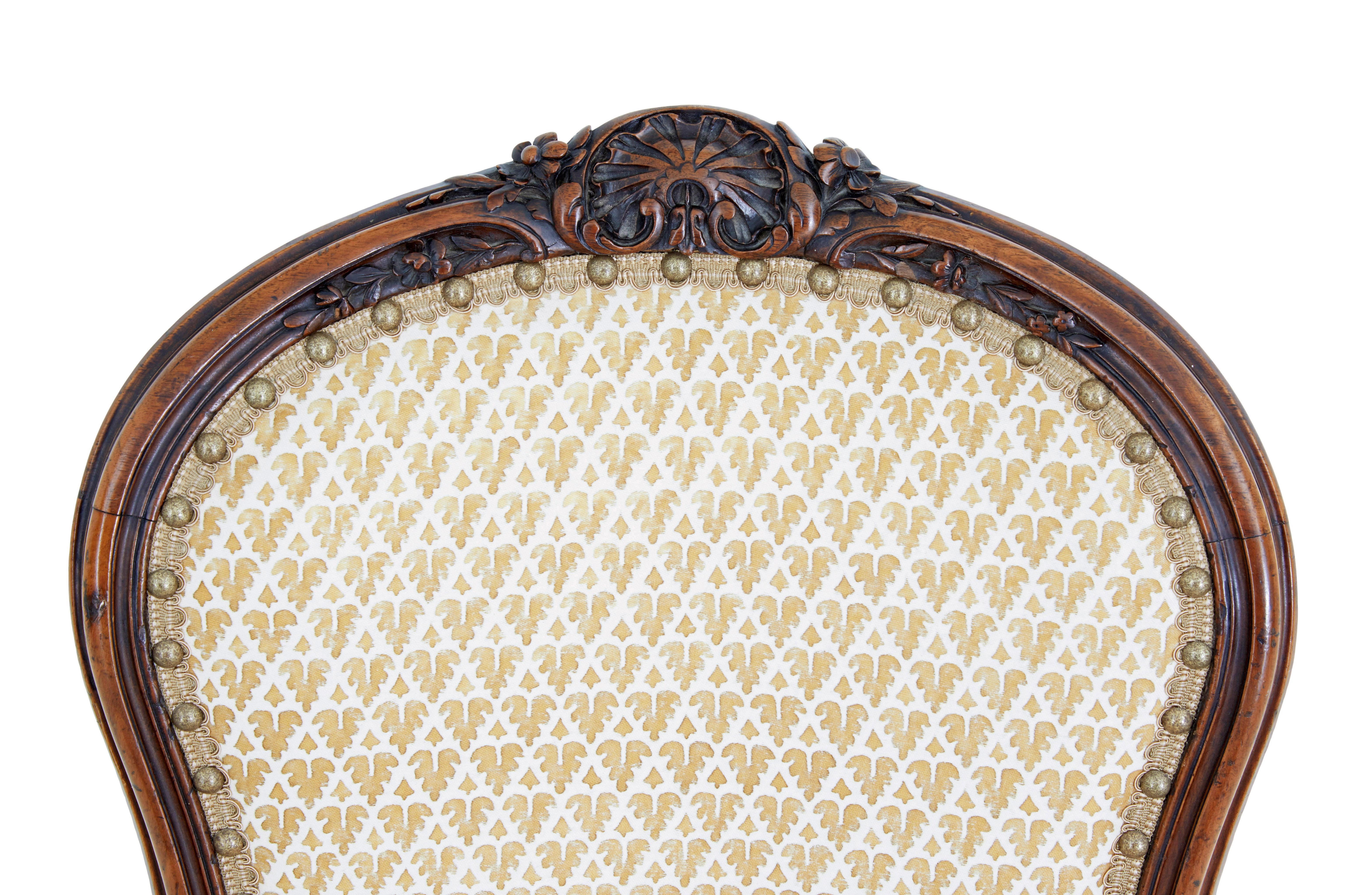 Coppia di sedie laterali in noce intagliato del XIX secolo, circa 1870.

Coppia di sedie di buona qualità che si adattano perfettamente a una camera da letto o a uno spogliatoio.

Schienale a forma di cartiglio sormontato da una conchiglia