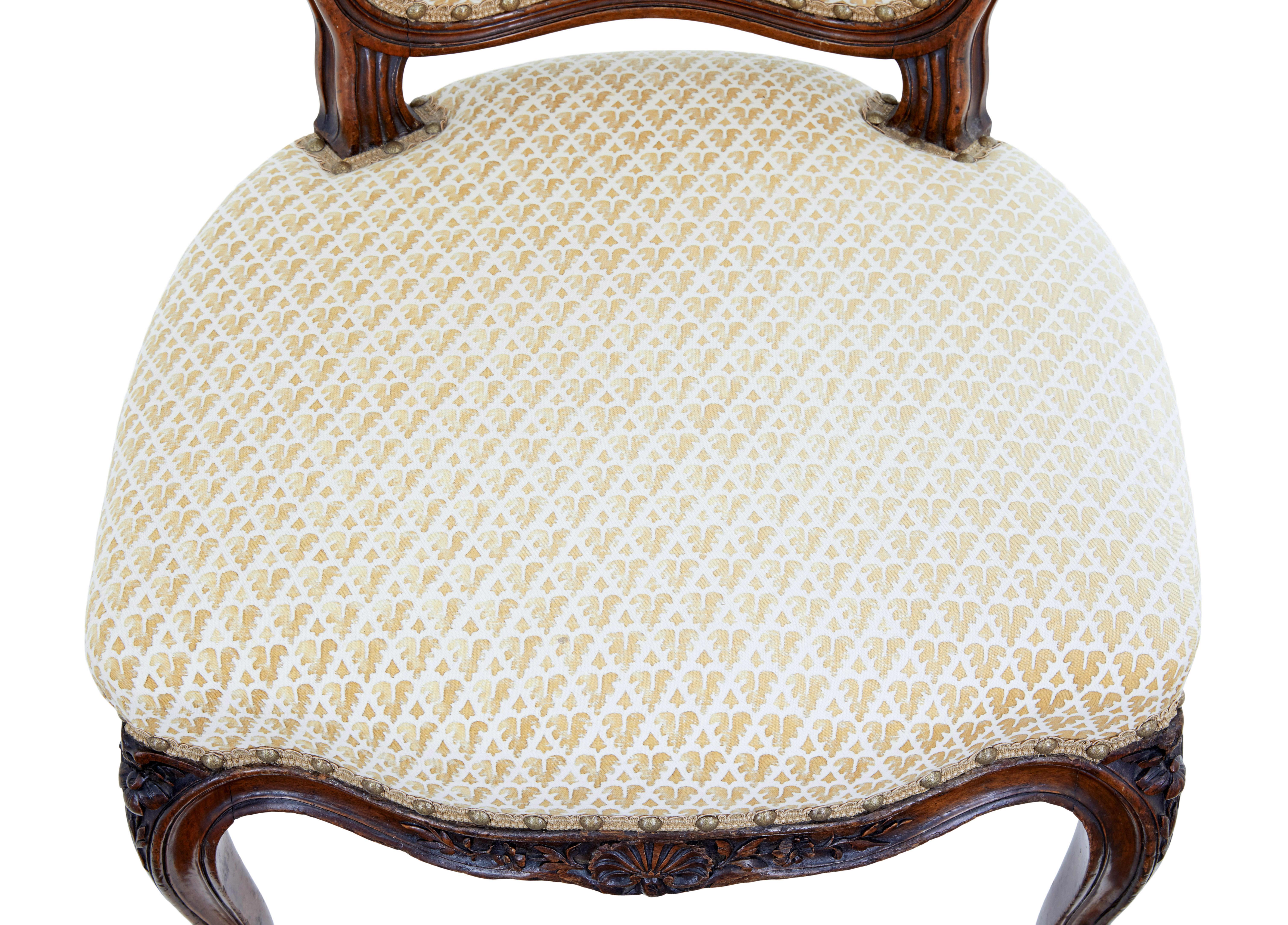 Victorien Paire de chaises d'appoint en noyer sculpté du XIXe siècle en vente