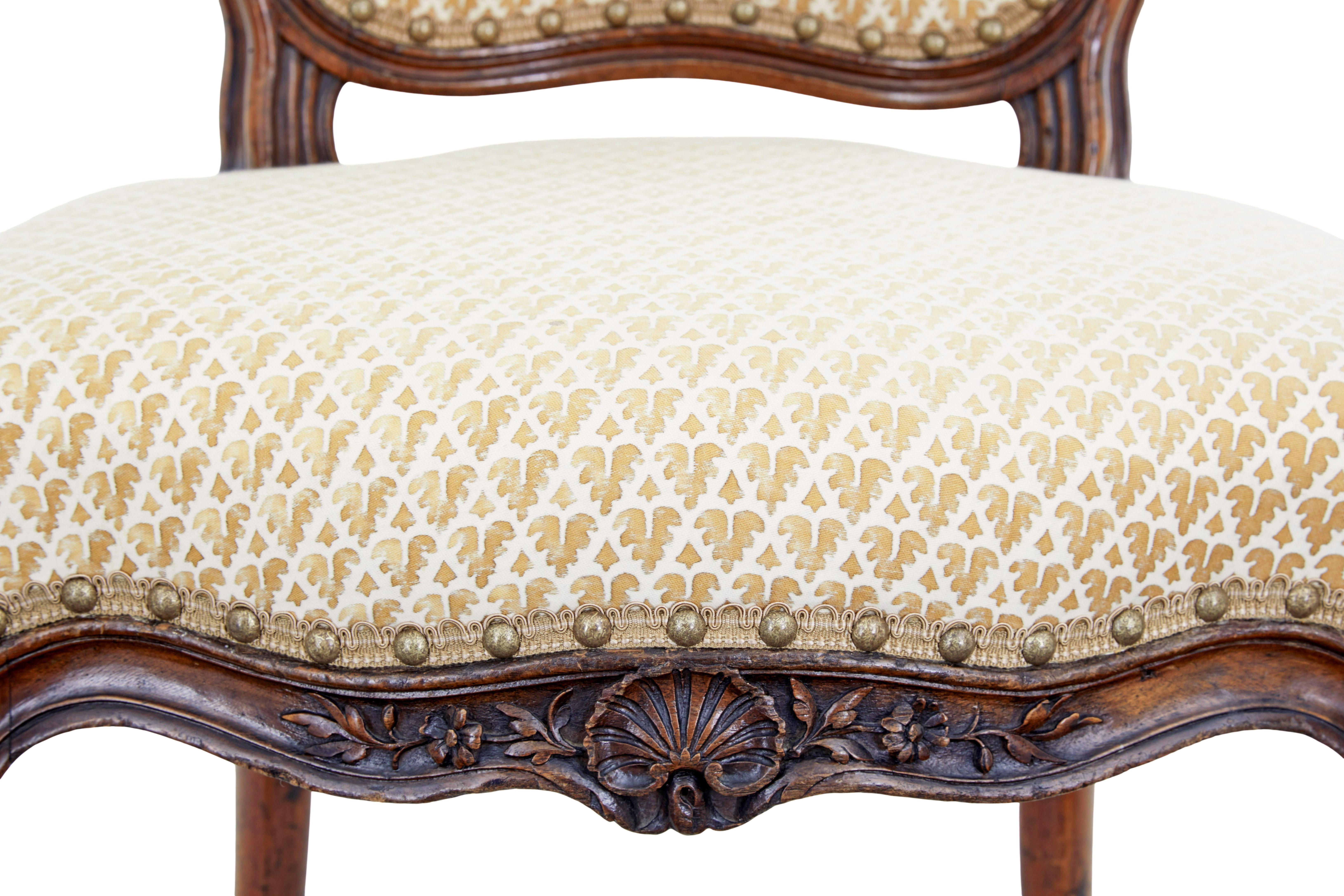 Anglais Paire de chaises d'appoint en noyer sculpté du XIXe siècle en vente