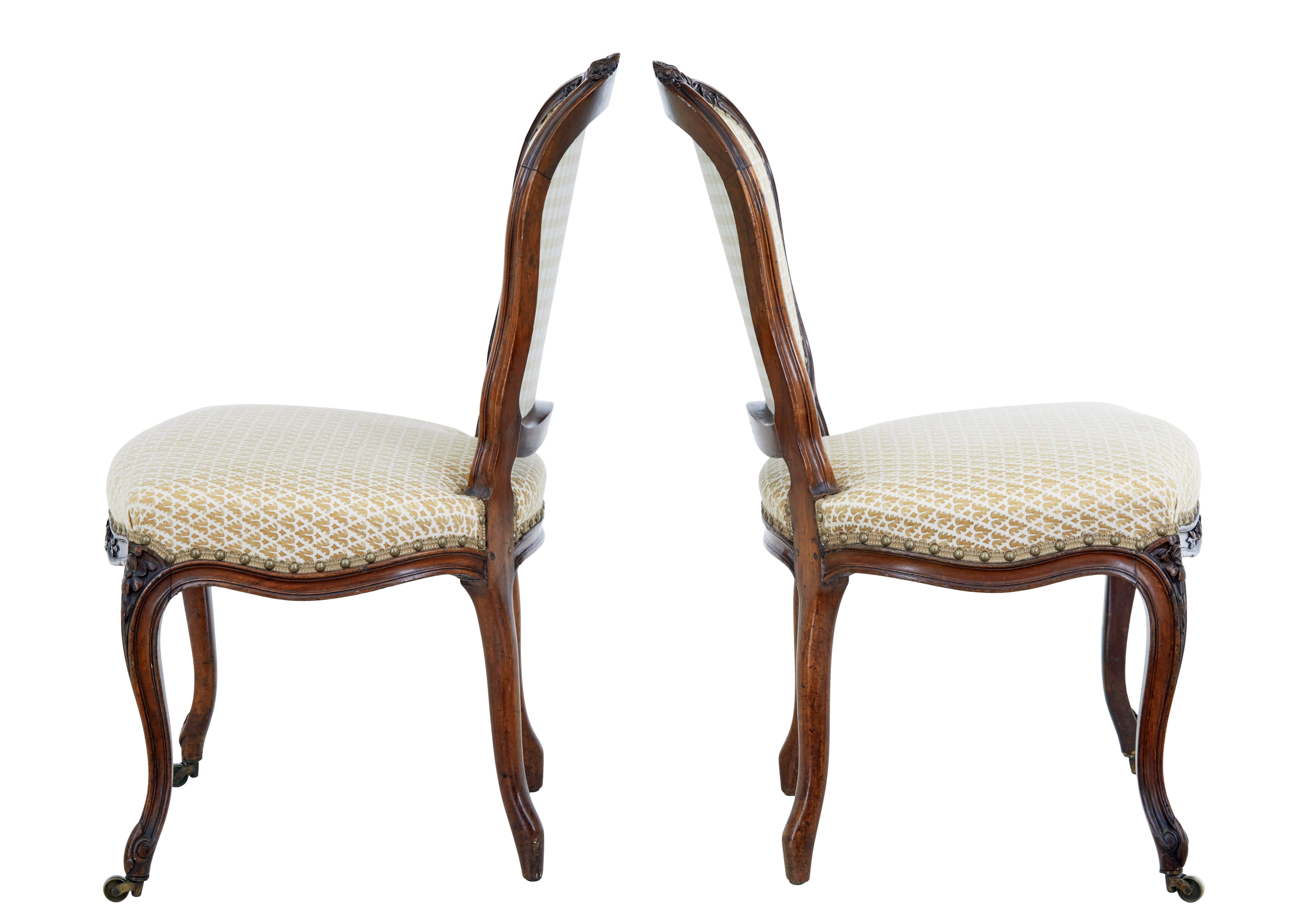 Sculpté Paire de chaises d'appoint en noyer sculpté du XIXe siècle en vente