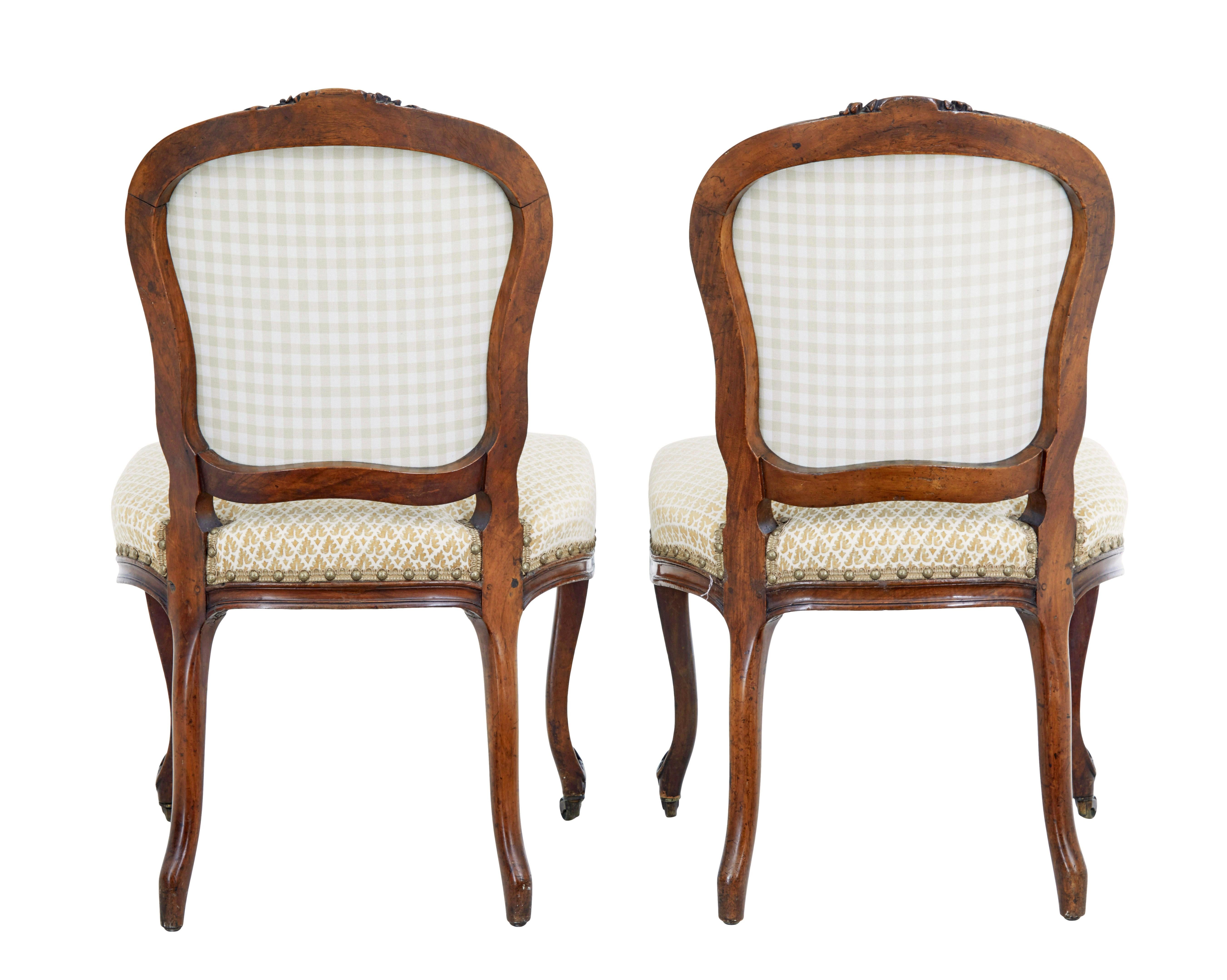 Paire de chaises d'appoint en noyer sculpté du XIXe siècle Bon état - En vente à Debenham, Suffolk