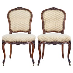 Paire de chaises d'appoint en noyer sculpté du XIXe siècle