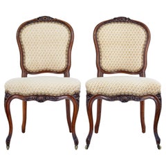 Paire de chaises d'appoint en noyer sculpté du XIXe siècle