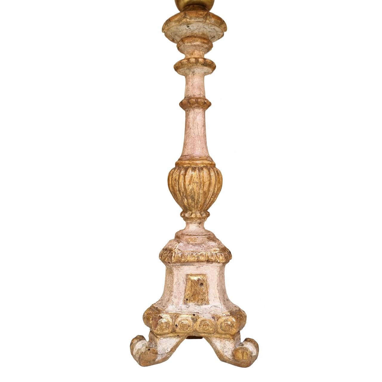 Paire de lampes de bureau chandeliers en bois sculpté du 19ème siècle avec abat-jour Fortuny 2