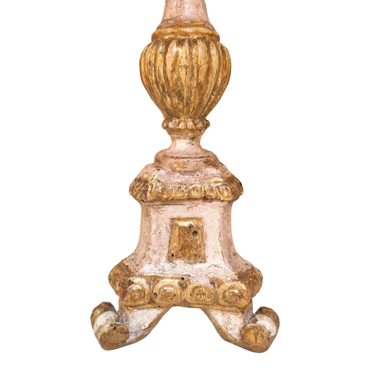 Paire de lampes de bureau chandeliers en bois sculpté du 19ème siècle avec abat-jour Fortuny 3