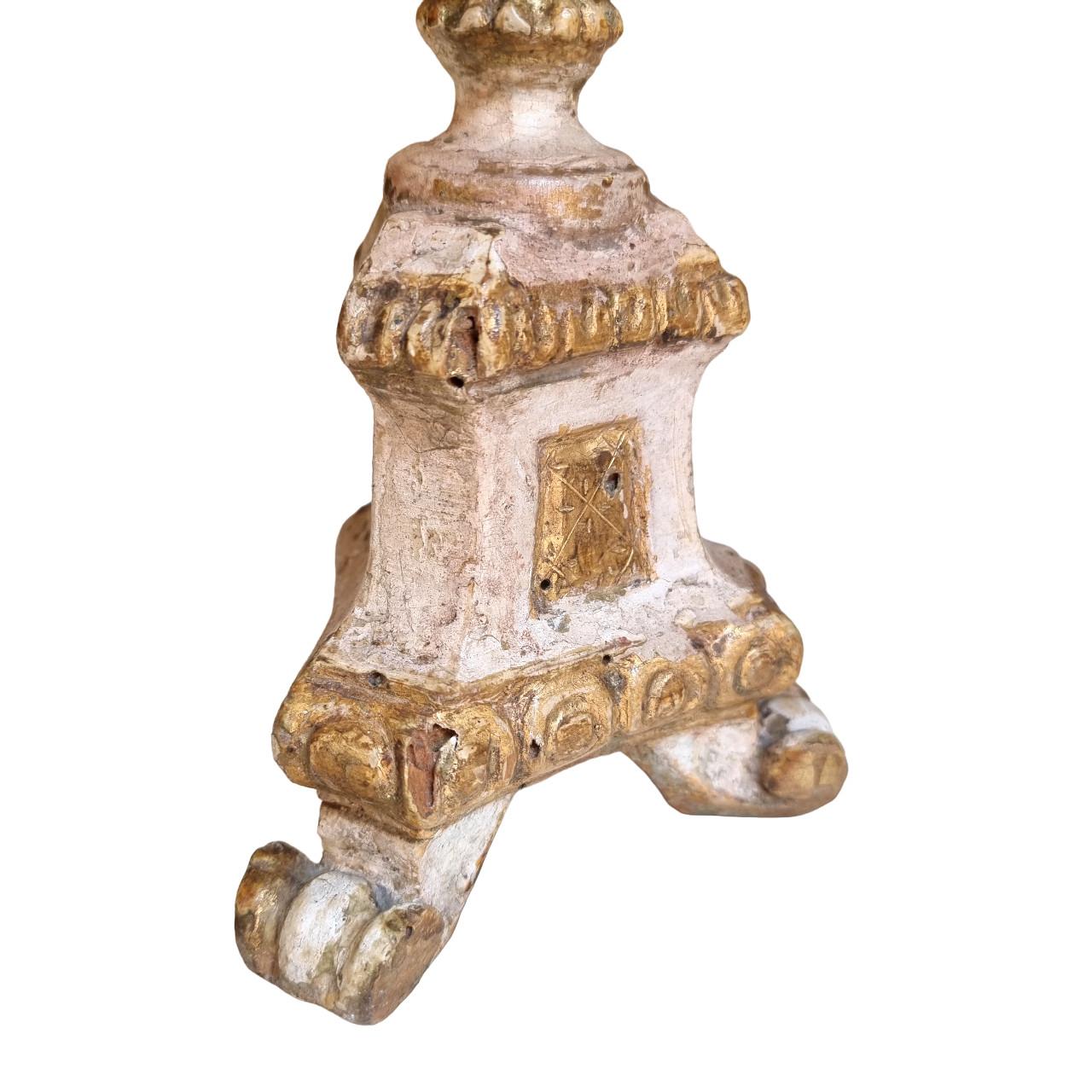 Paire de lampes de bureau chandeliers en bois sculpté du 19ème siècle avec abat-jour Fortuny 4