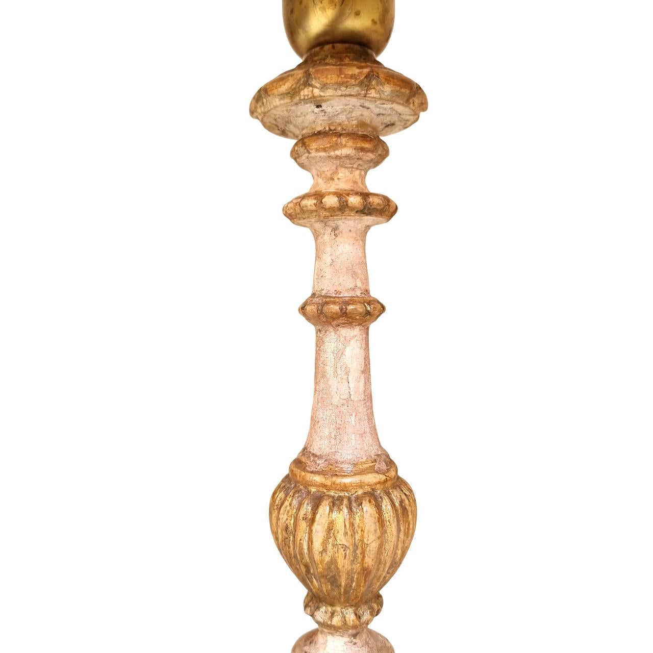 Paire de lampes de bureau chandeliers en bois sculpté du 19ème siècle avec abat-jour Fortuny 6