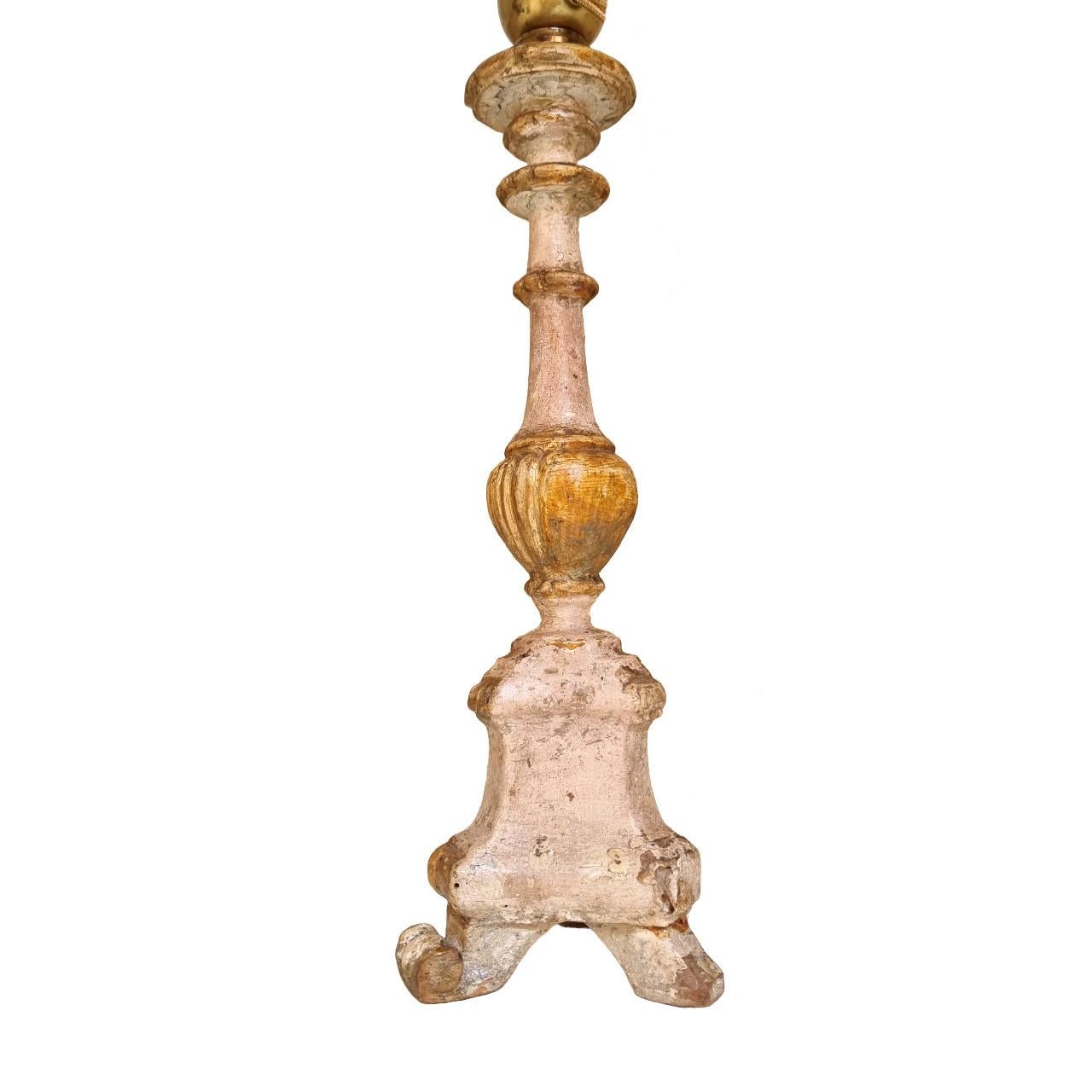 Paire de lampes de bureau chandeliers en bois sculpté du 19ème siècle avec abat-jour Fortuny 7