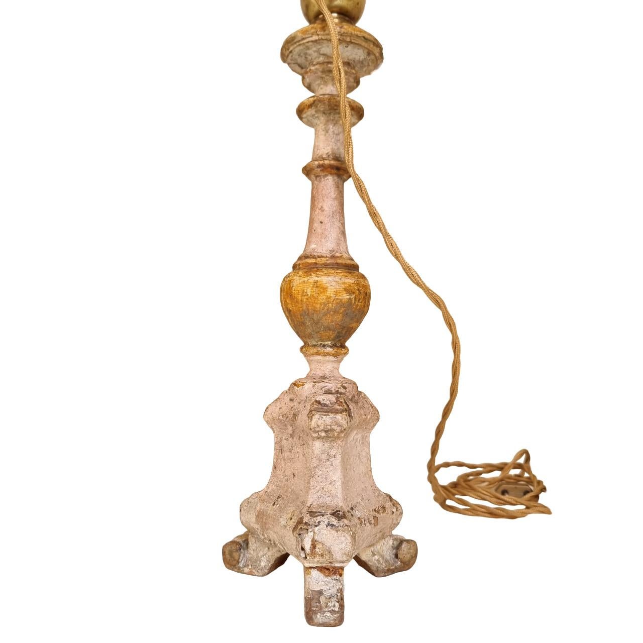 Paire de lampes de bureau chandeliers en bois sculpté du 19ème siècle avec abat-jour Fortuny 8
