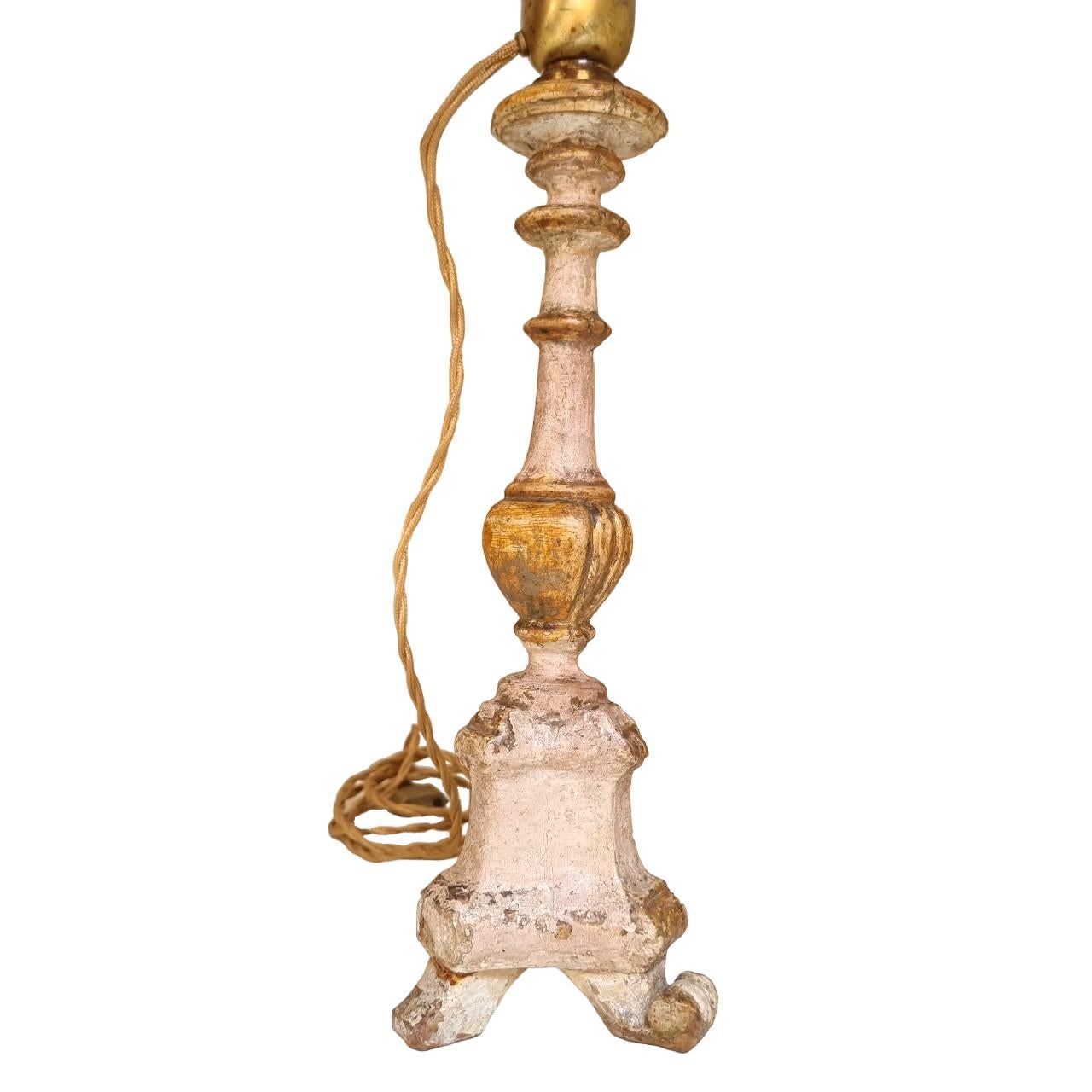 Paire de lampes de bureau chandeliers en bois sculpté du 19ème siècle avec abat-jour Fortuny 9