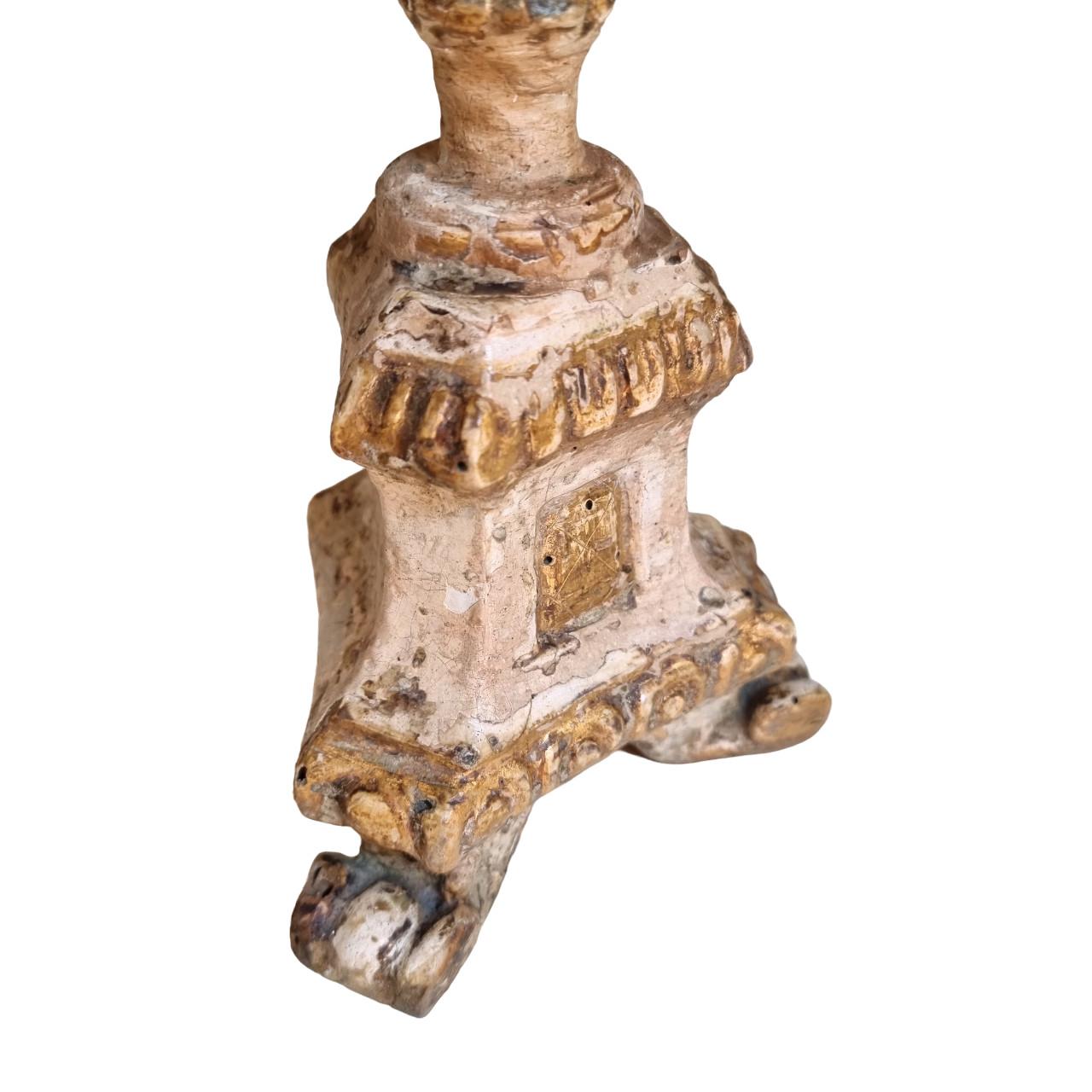 italien Paire de lampes de bureau chandeliers en bois sculpté du 19ème siècle avec abat-jour Fortuny