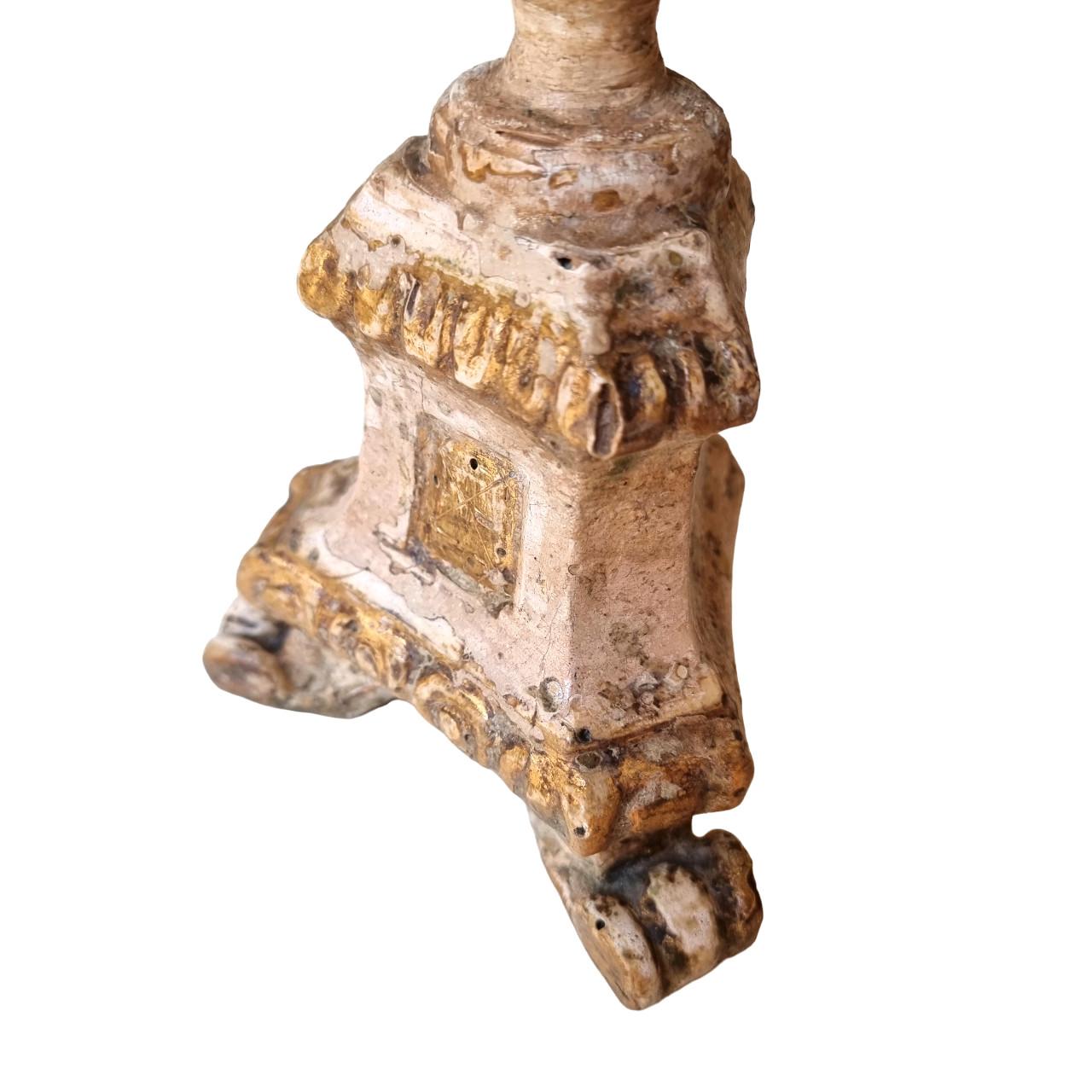 Sculpté à la main Paire de lampes de bureau chandeliers en bois sculpté du 19ème siècle avec abat-jour Fortuny