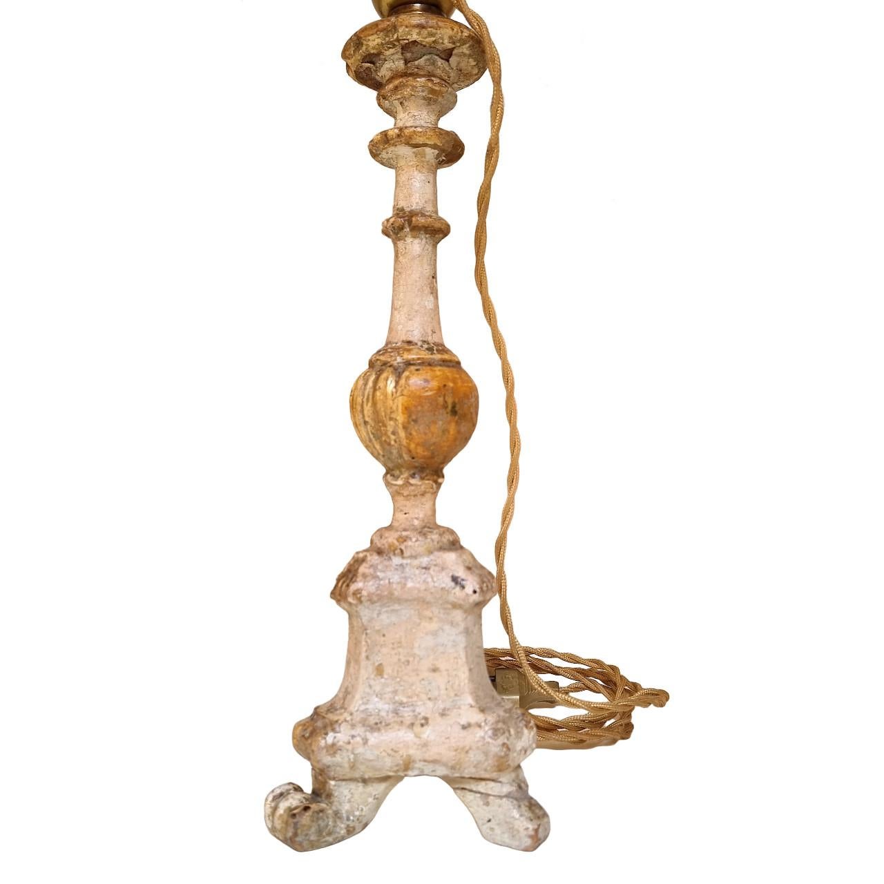 XIXe siècle Paire de lampes de bureau chandeliers en bois sculpté du 19ème siècle avec abat-jour Fortuny