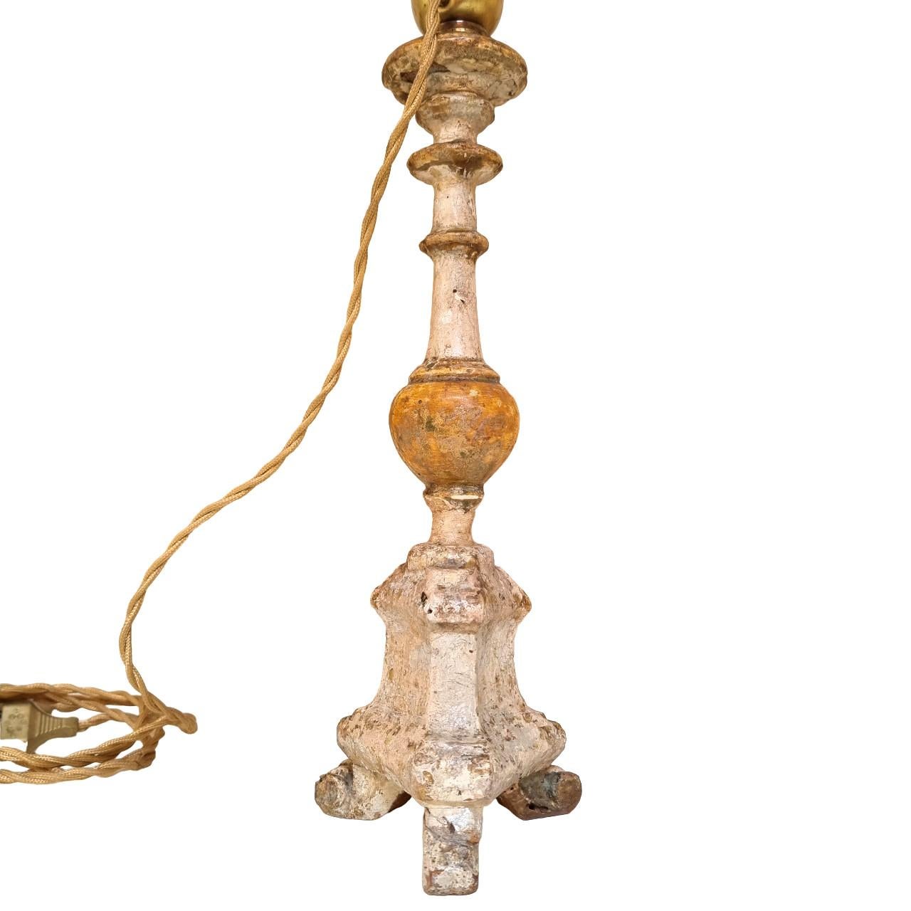 Bois Paire de lampes de bureau chandeliers en bois sculpté du 19ème siècle avec abat-jour Fortuny