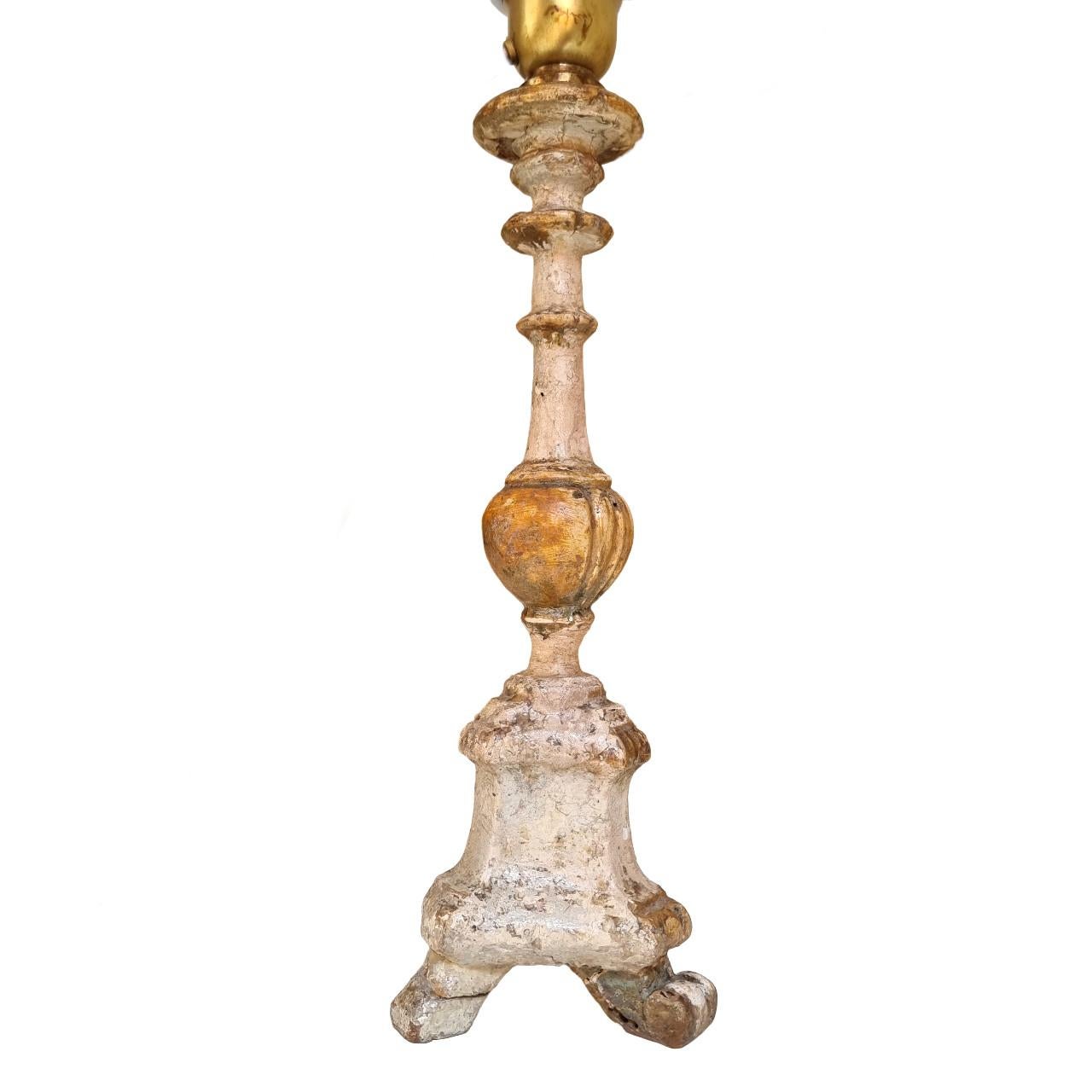Paire de lampes de bureau chandeliers en bois sculpté du 19ème siècle avec abat-jour Fortuny 1