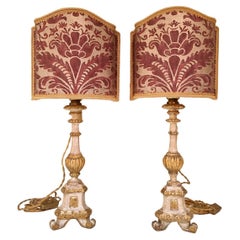 Paire de lampes de bureau chandeliers en bois sculpté du 19ème siècle avec abat-jour Fortuny